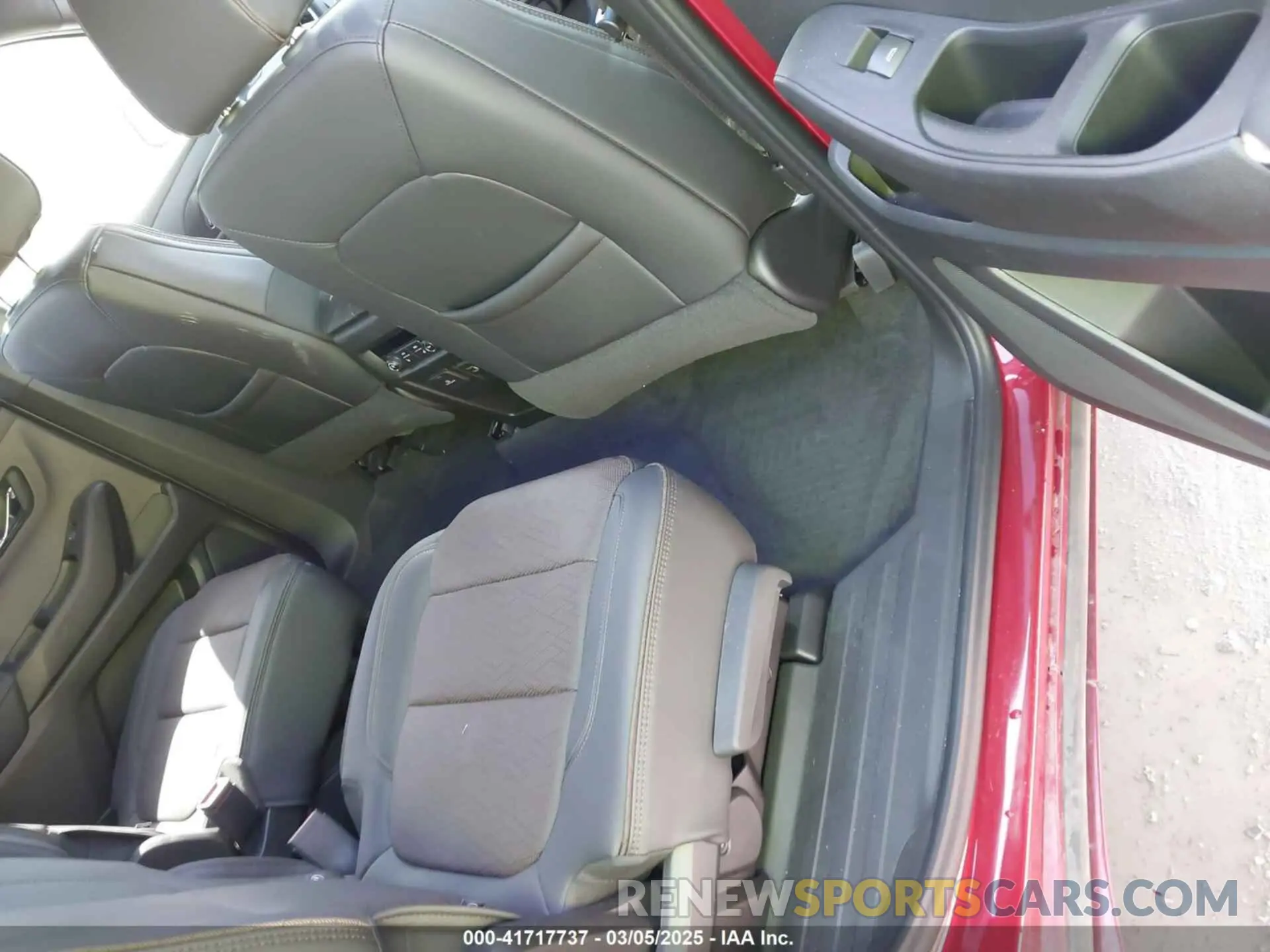 8 Photograph of a damaged car 1GNEVNKW9PJ339423 CHEVROLET TRAVERSE 2023
