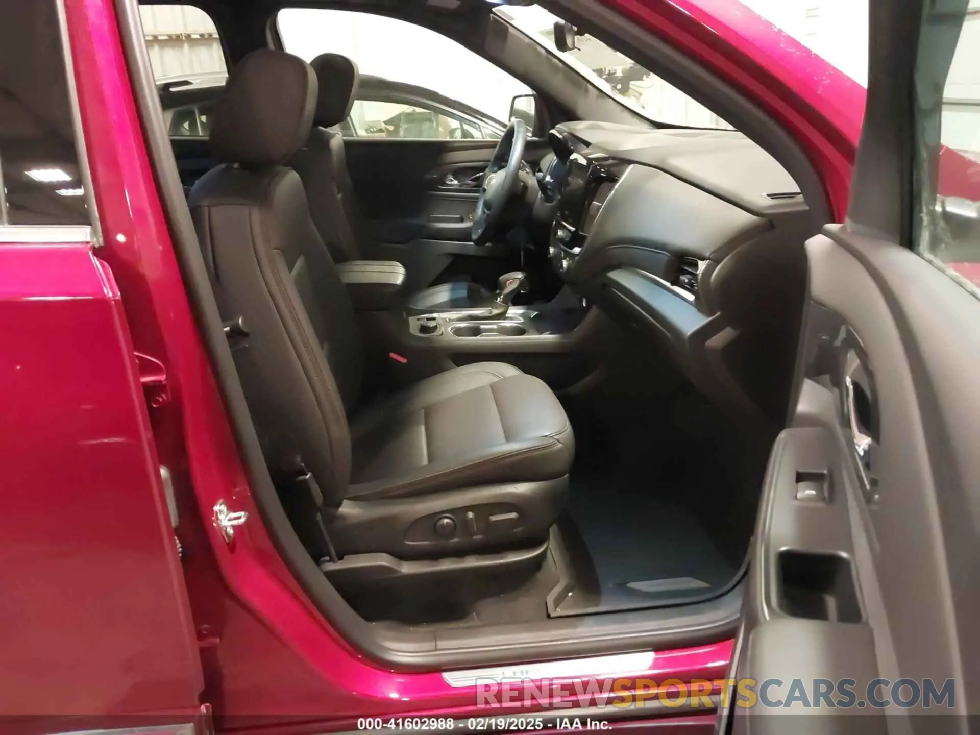 5 Photograph of a damaged car 1GNEVNKWXPJ273125 CHEVROLET TRAVERSE 2023