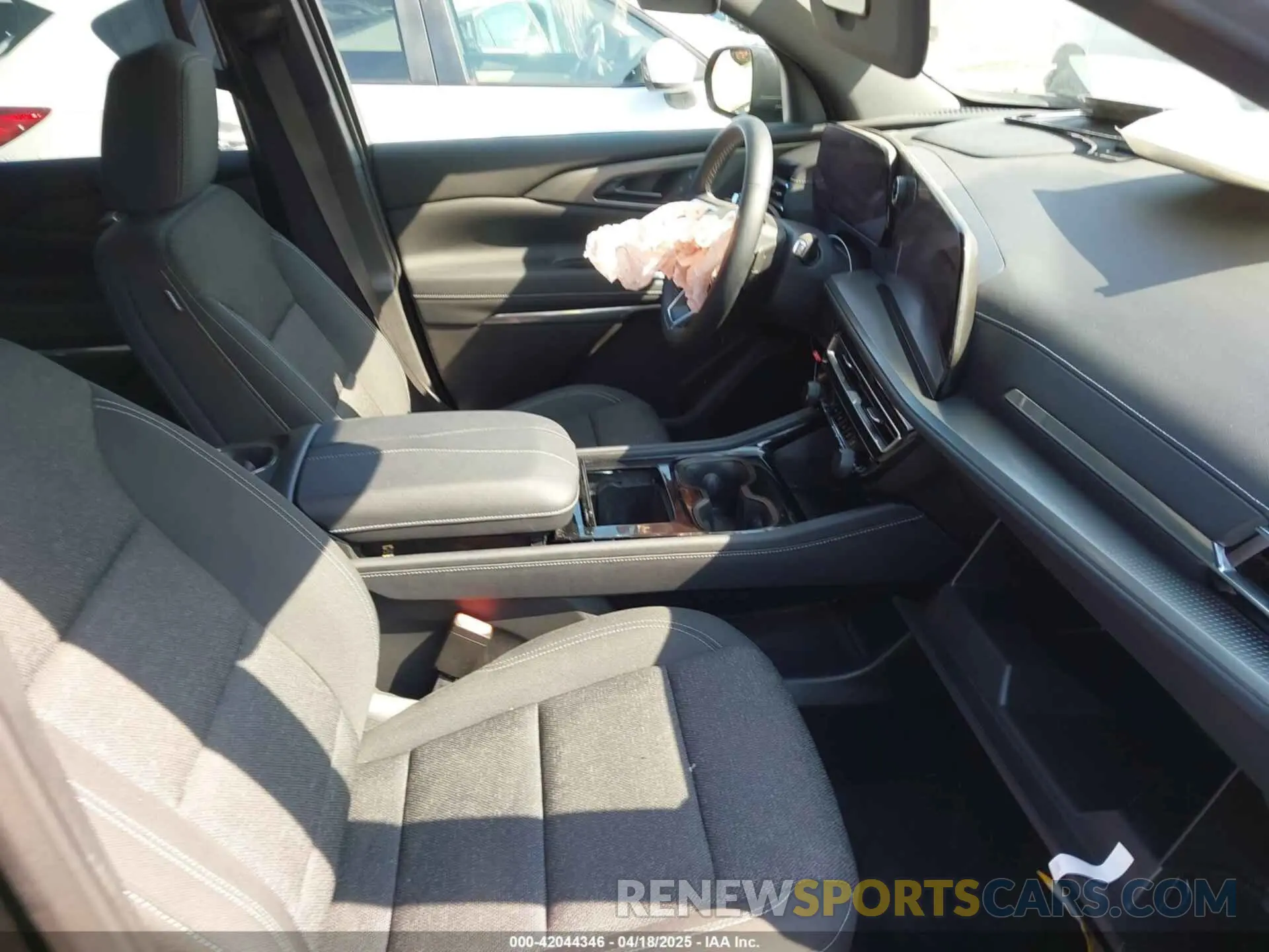 5 Photograph of a damaged car 1GNEREKS7RJ245173 CHEVROLET TRAVERSE 2024