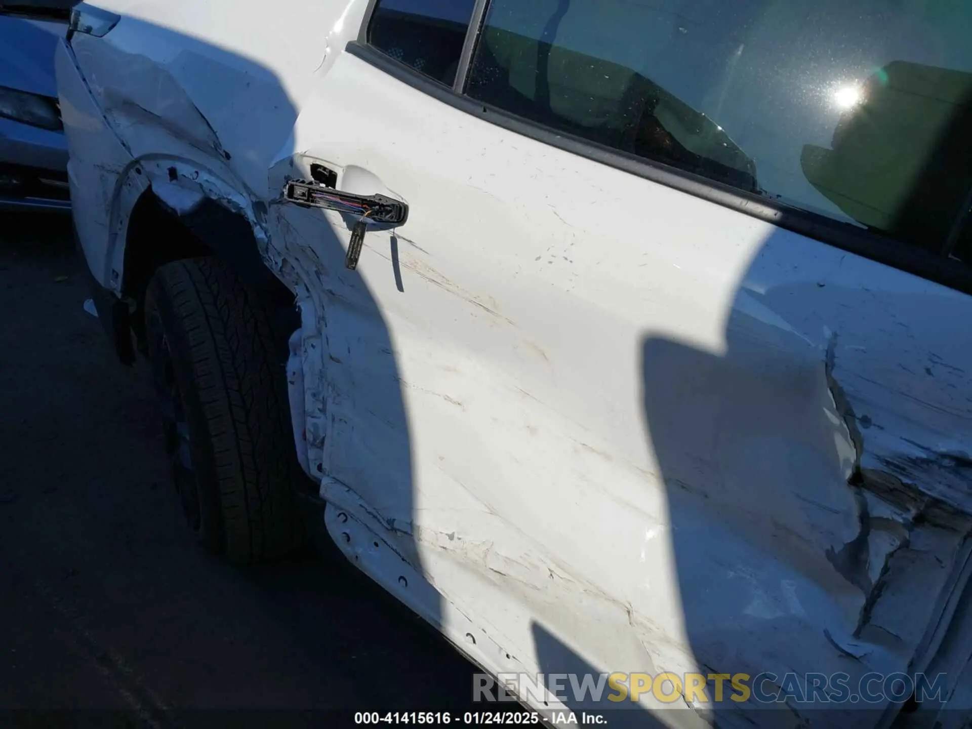 18 Photograph of a damaged car 1GNERGKS0RJ153334 CHEVROLET TRAVERSE 2024