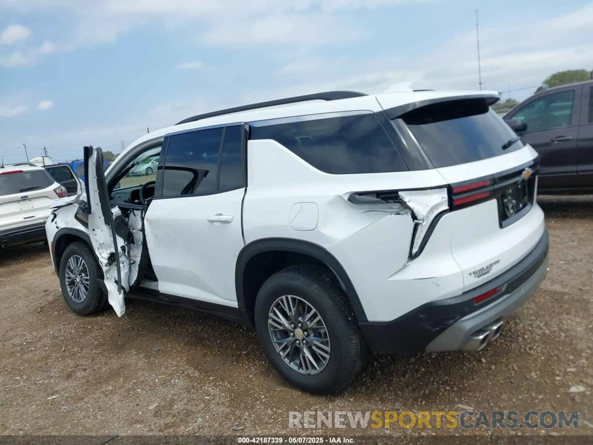 14 Photograph of a damaged car 1GNERGKS7RJ215585 CHEVROLET TRAVERSE 2024