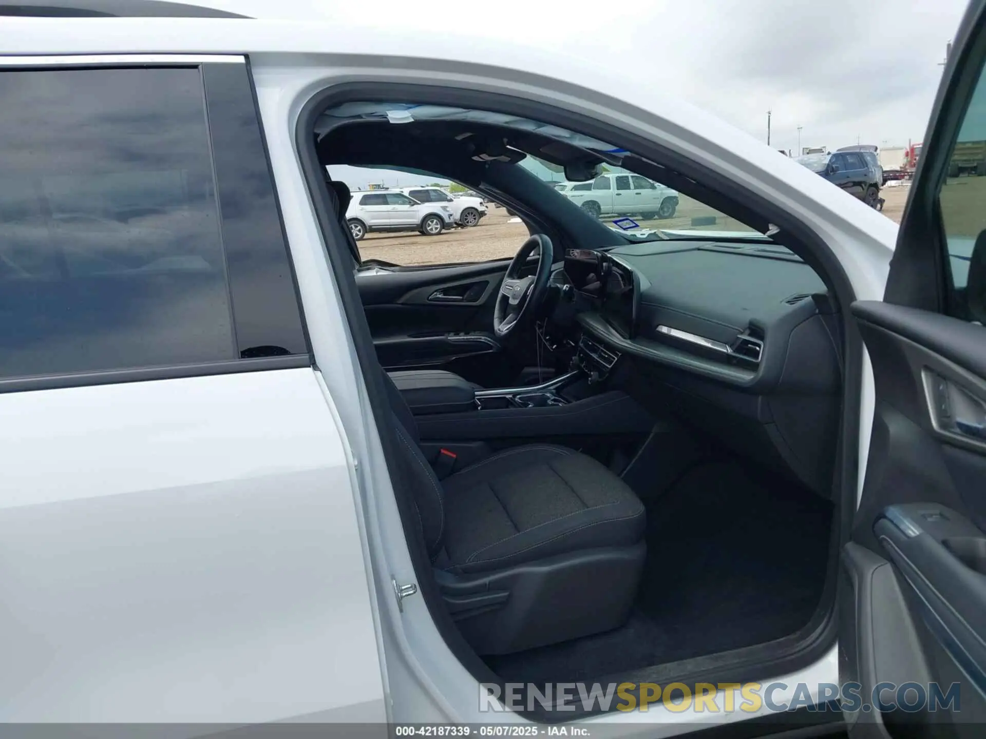 5 Photograph of a damaged car 1GNERGKS7RJ215585 CHEVROLET TRAVERSE 2024