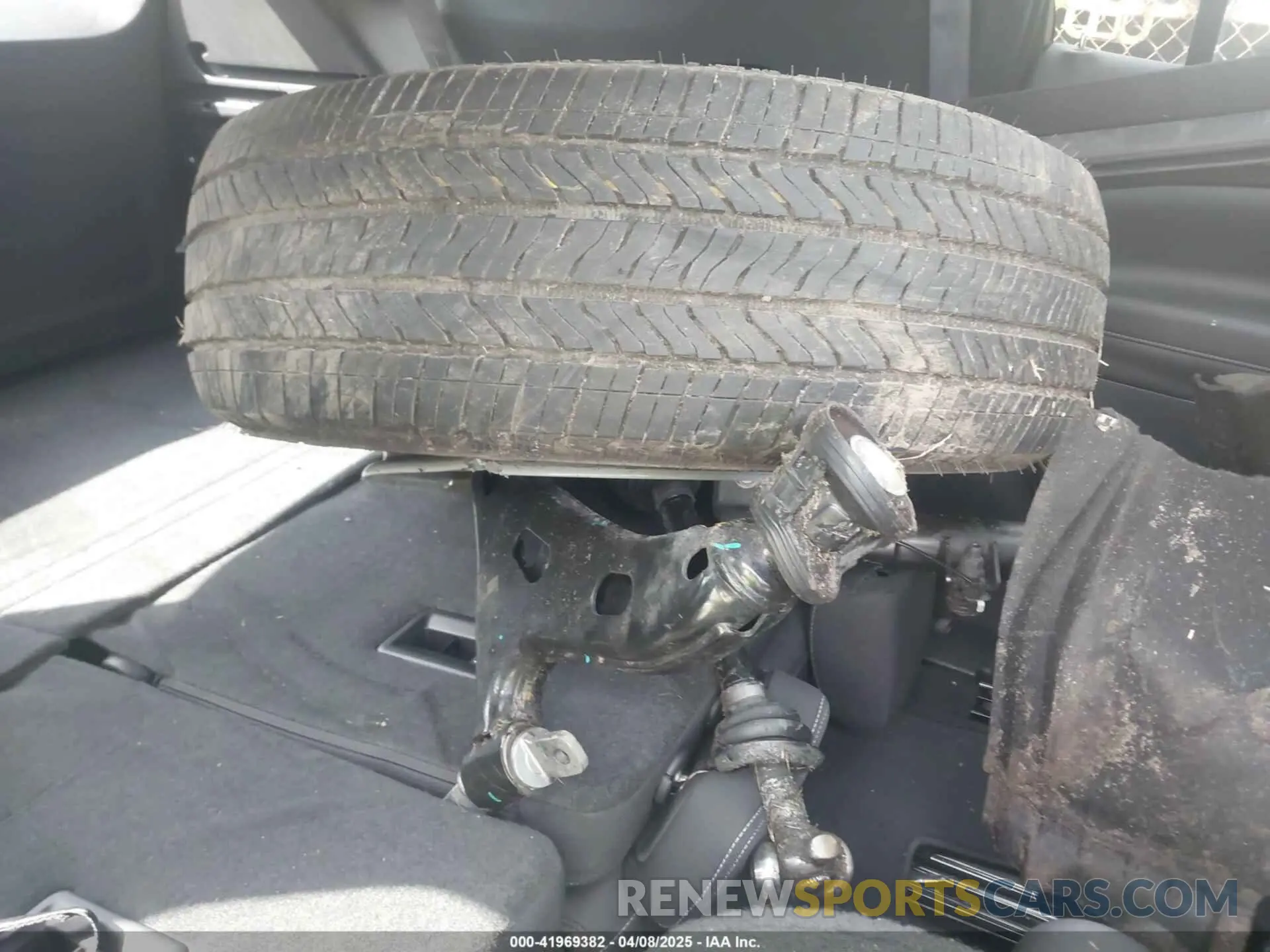12 Photograph of a damaged car 1GNEVGKS8RJ195195 CHEVROLET TRAVERSE 2024
