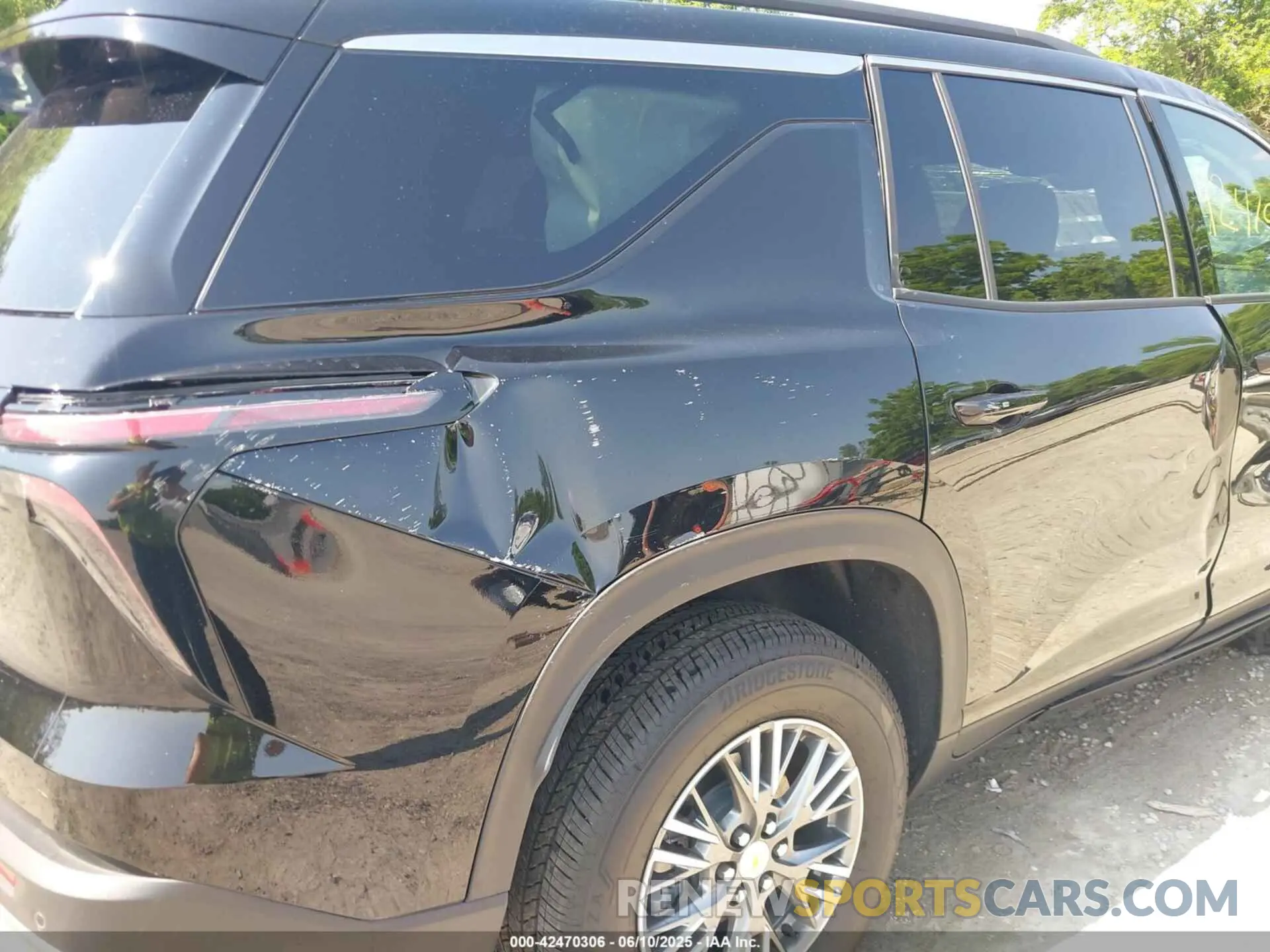 14 Photograph of a damaged car 1GNERGRS3SJ224683 CHEVROLET TRAVERSE 2025