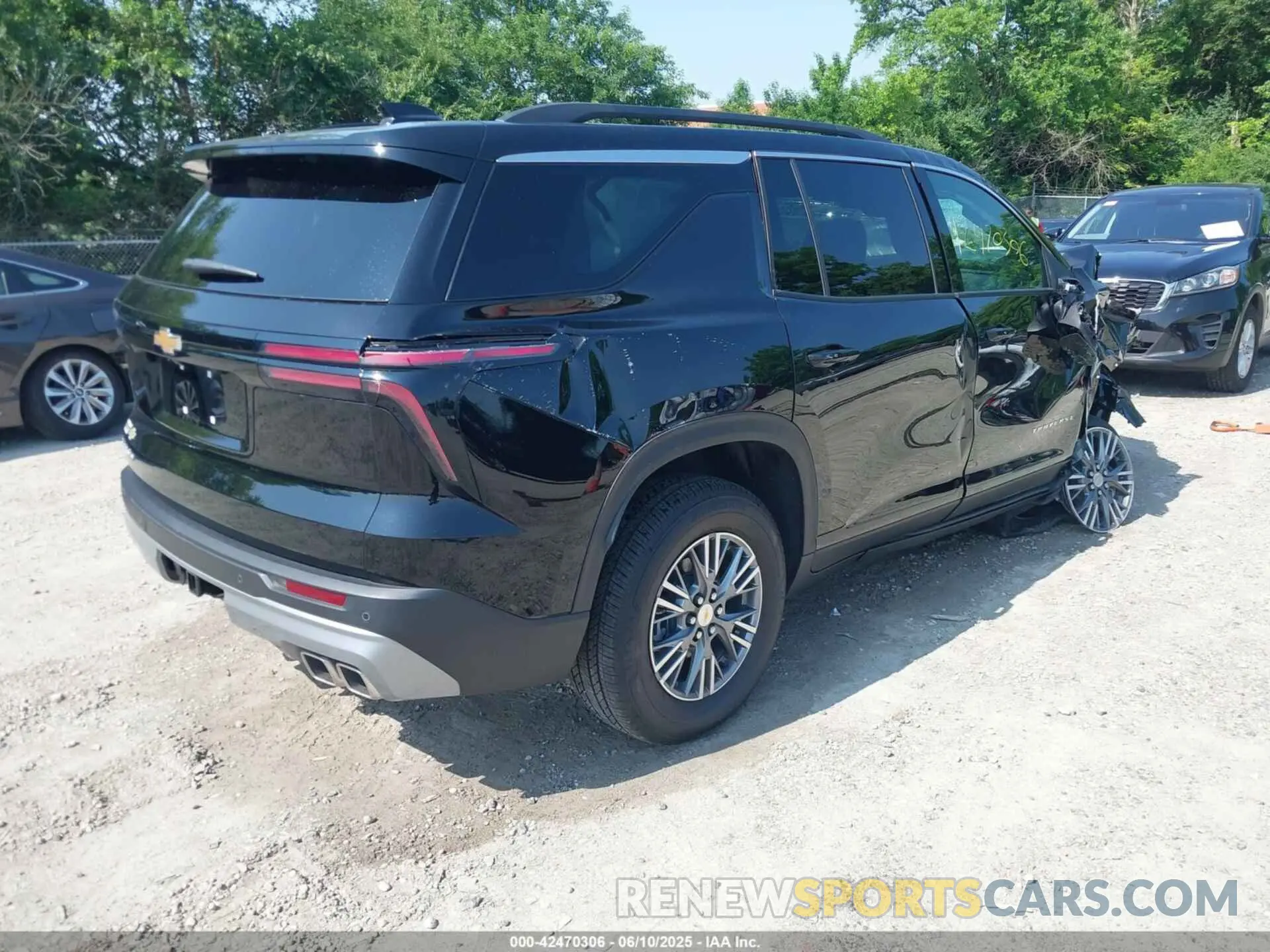 4 Photograph of a damaged car 1GNERGRS3SJ224683 CHEVROLET TRAVERSE 2025