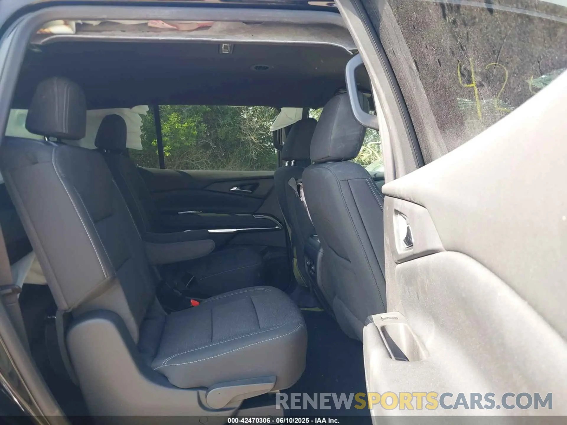 8 Photograph of a damaged car 1GNERGRS3SJ224683 CHEVROLET TRAVERSE 2025