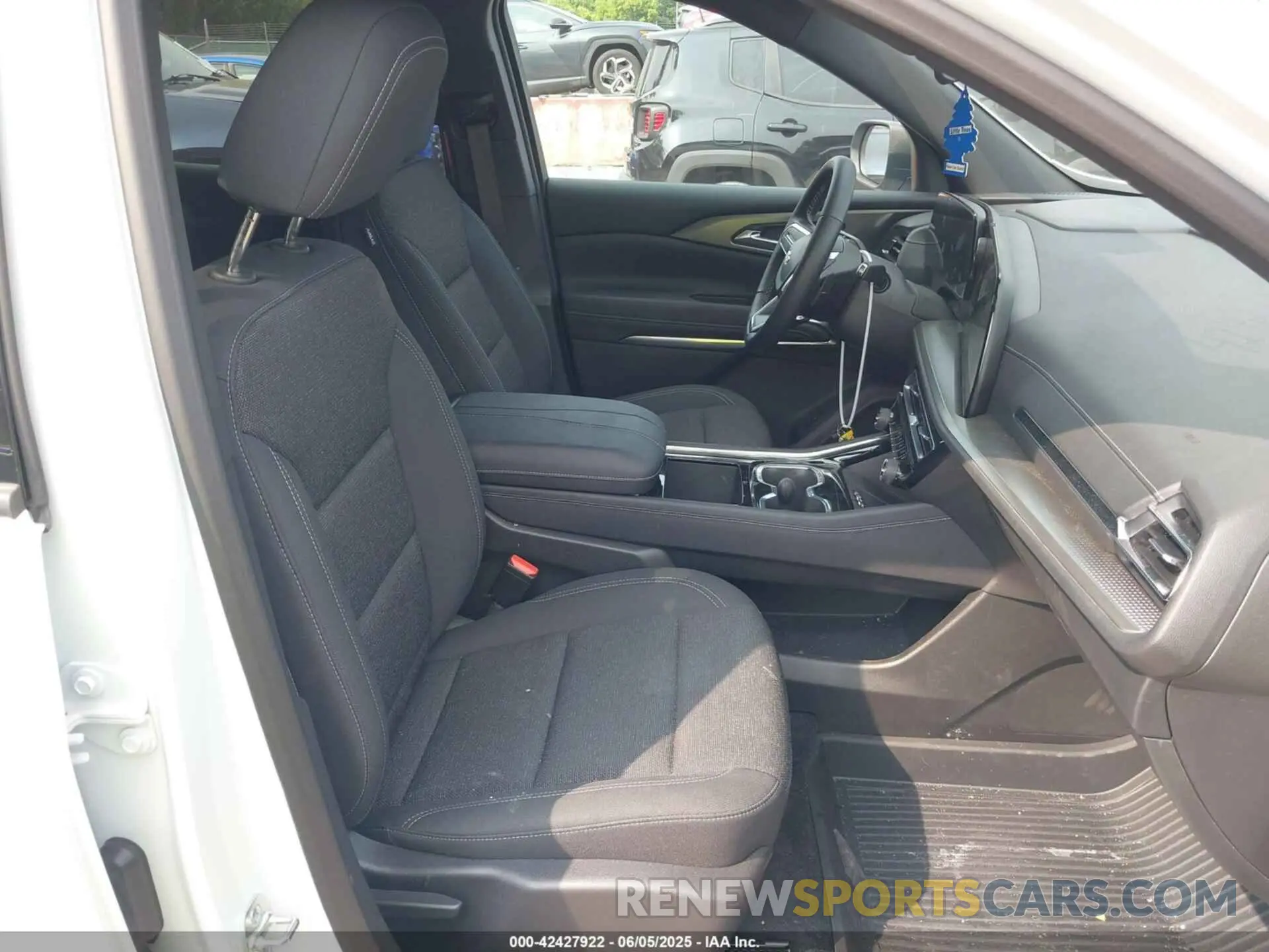 5 Photograph of a damaged car 1GNERGRS8SJ171334 CHEVROLET TRAVERSE 2025