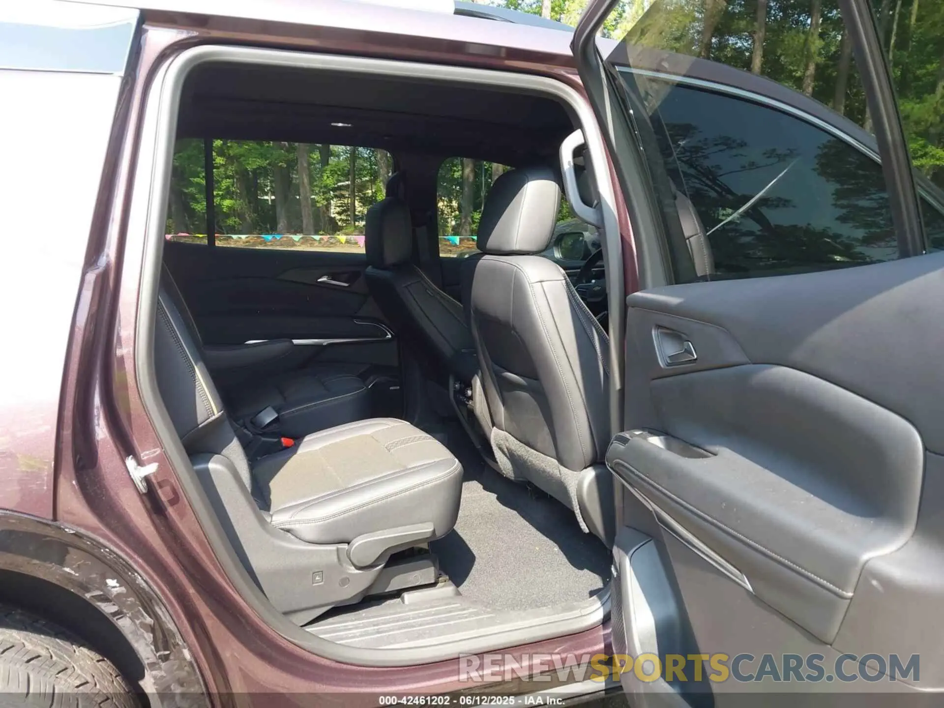 8 Photograph of a damaged car 1GNERKRS2SJ224242 CHEVROLET TRAVERSE 2025