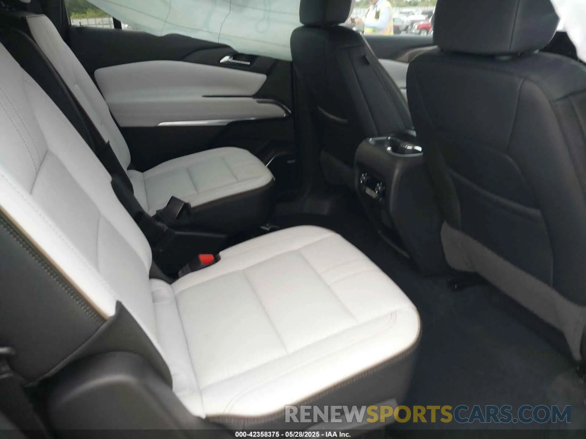 8 Photograph of a damaged car 1GNERKRS8SJ189335 CHEVROLET TRAVERSE 2025