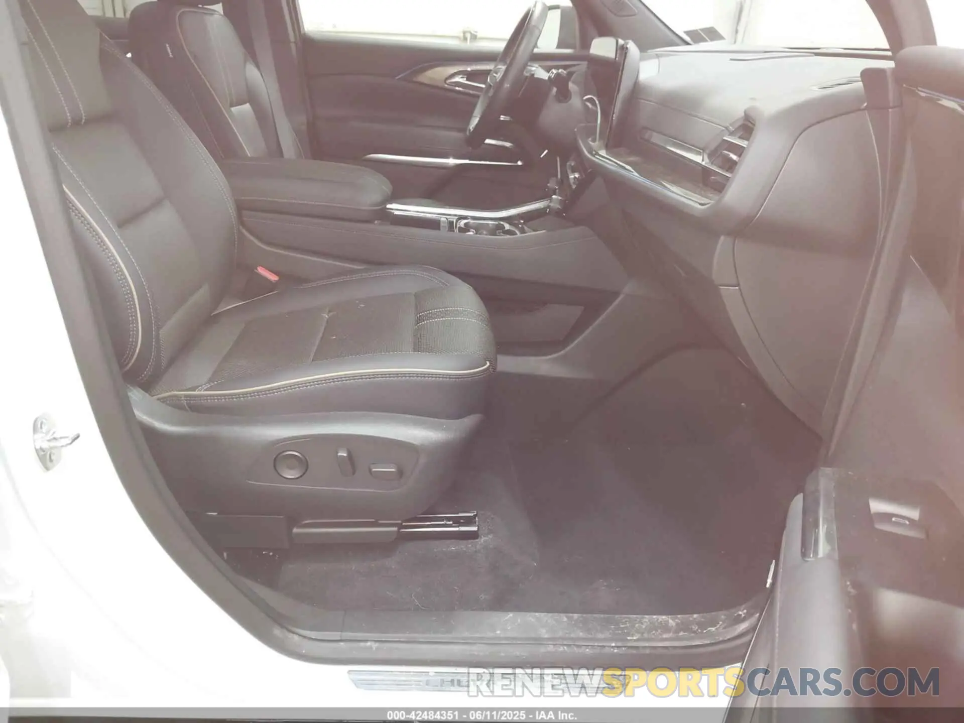 5 Photograph of a damaged car 1GNEVKRS0SJ117217 CHEVROLET TRAVERSE 2025
