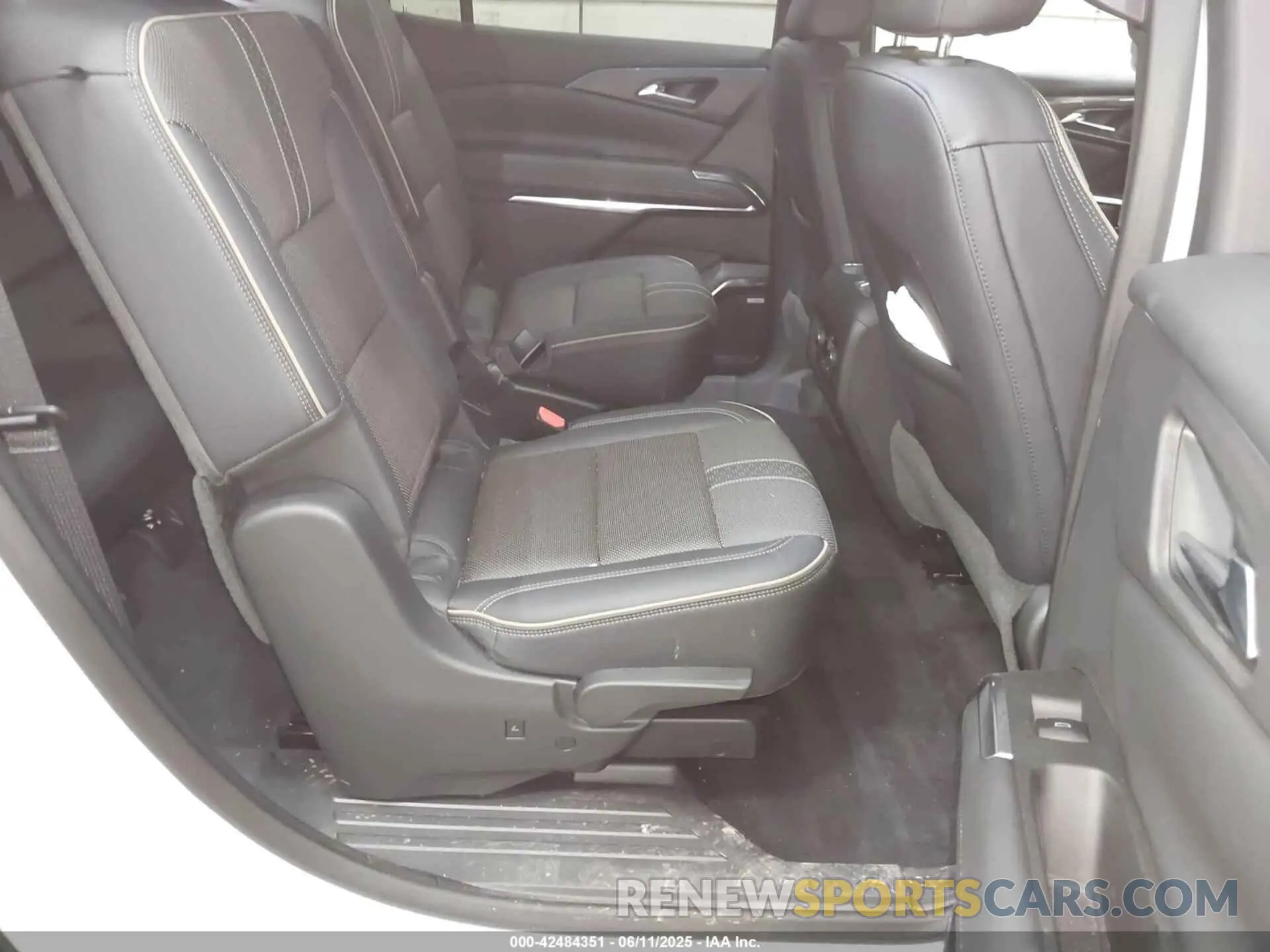 8 Photograph of a damaged car 1GNEVKRS0SJ117217 CHEVROLET TRAVERSE 2025