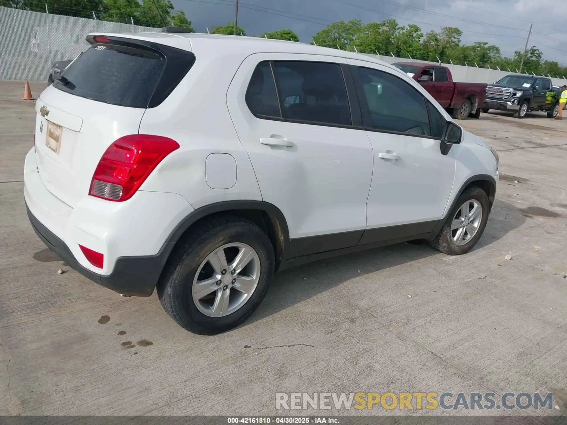 4 Photograph of a damaged car 3GNCJKSB0KL233670 CHEVROLET TRAX 2019