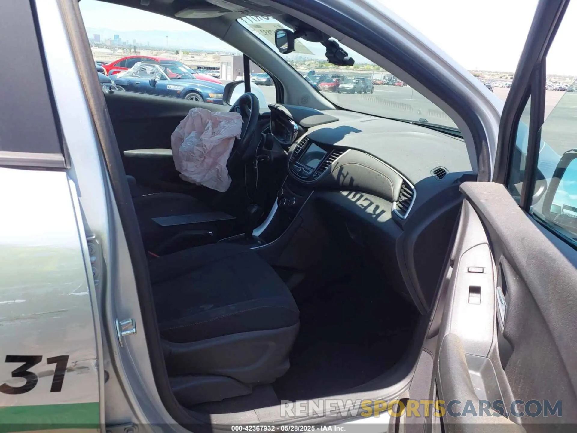 5 Photograph of a damaged car 3GNCJKSB0KL299703 CHEVROLET TRAX 2019
