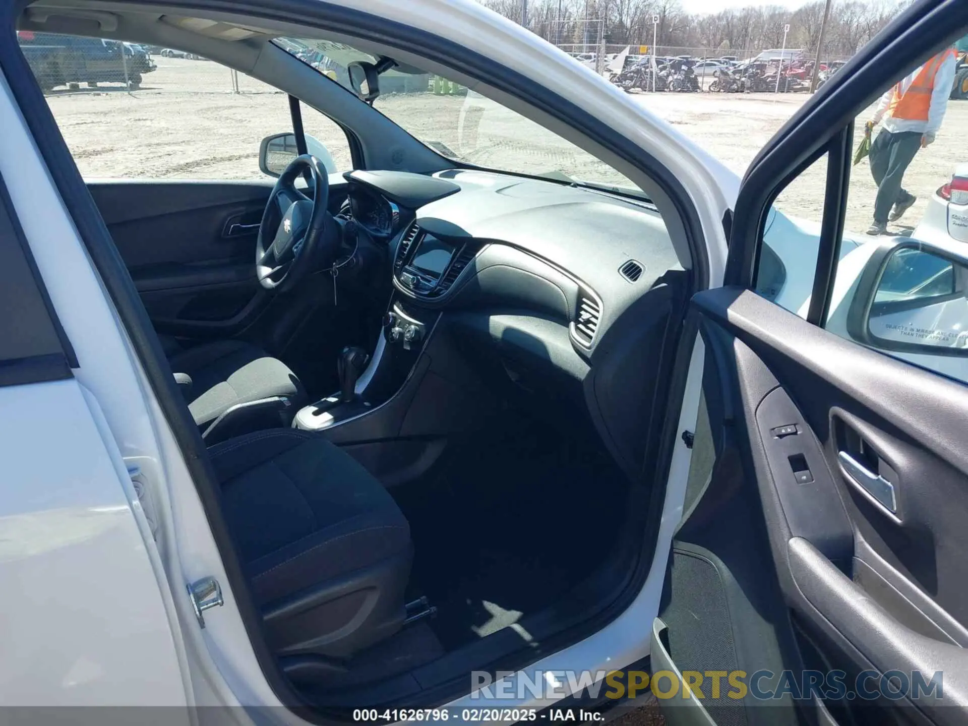 5 Photograph of a damaged car 3GNCJKSB1KL115675 CHEVROLET TRAX 2019