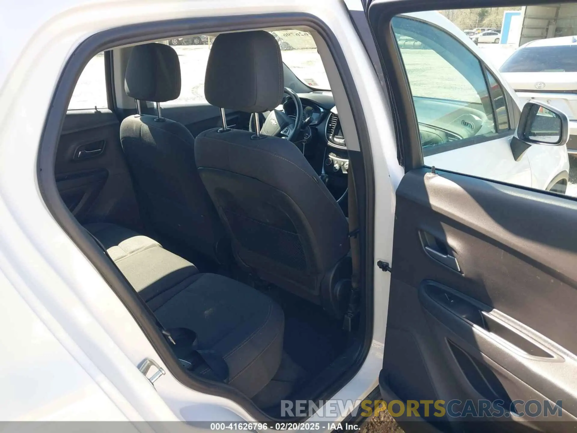 8 Photograph of a damaged car 3GNCJKSB1KL115675 CHEVROLET TRAX 2019