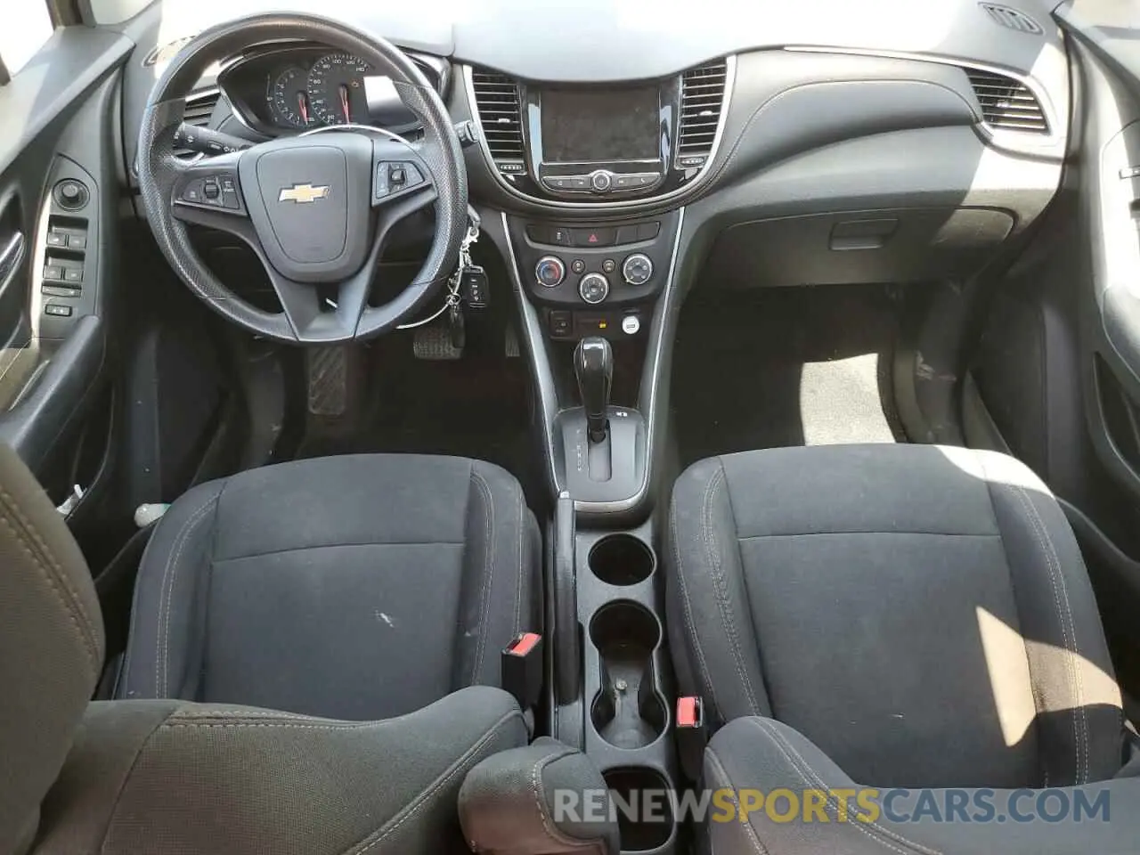 8 Photograph of a damaged car 3GNCJKSB1KL203724 CHEVROLET TRAX 2019
