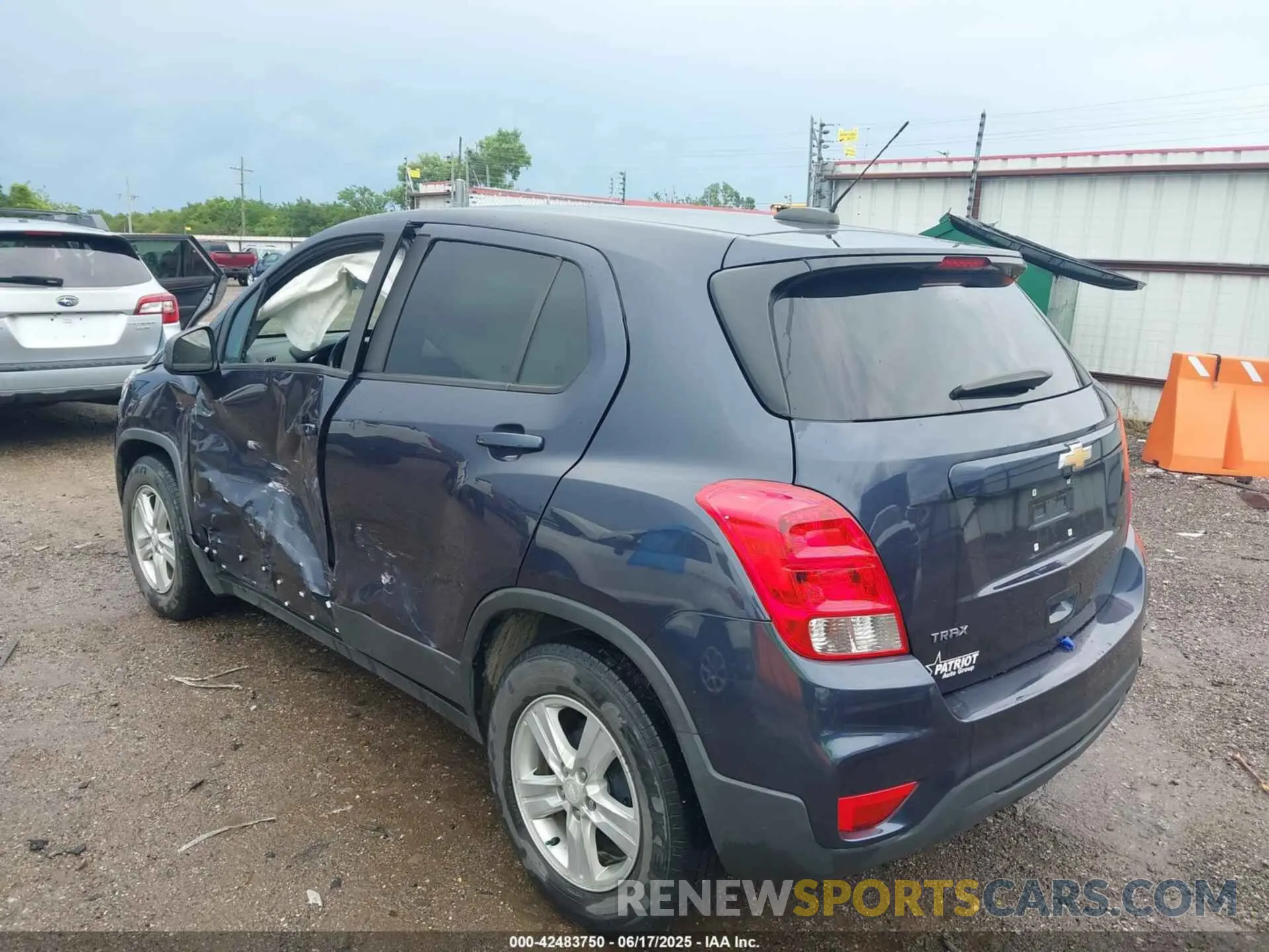 3 Photograph of a damaged car 3GNCJKSB1KL261154 CHEVROLET TRAX 2019