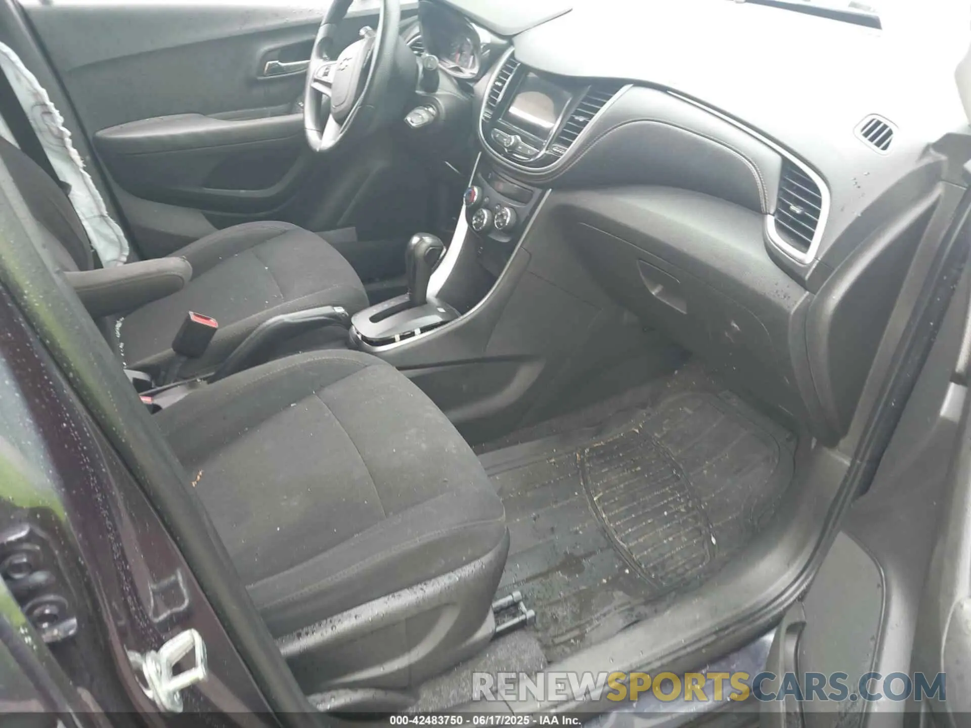 5 Photograph of a damaged car 3GNCJKSB1KL261154 CHEVROLET TRAX 2019