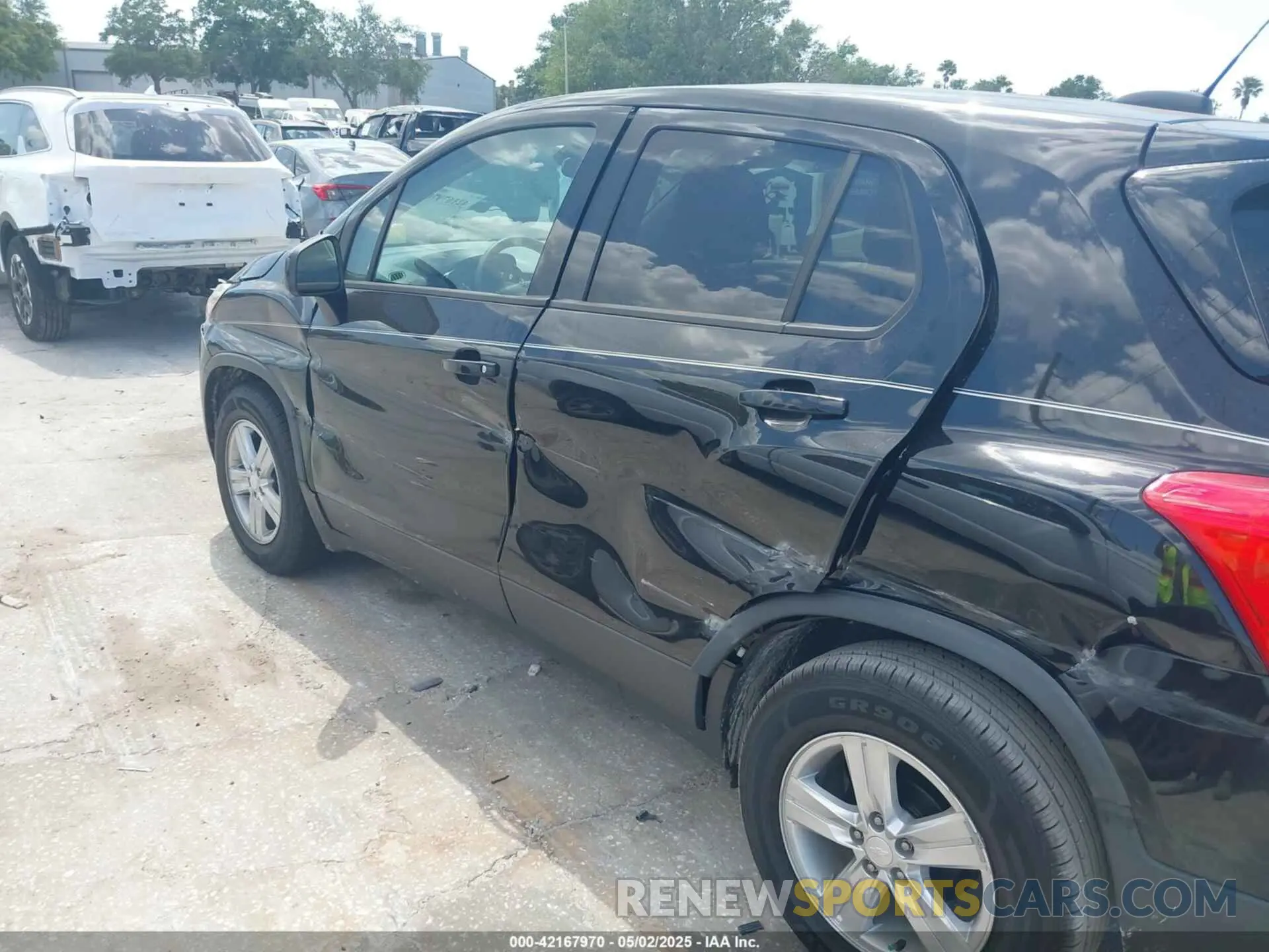 6 Photograph of a damaged car 3GNCJKSB1KL274552 CHEVROLET TRAX 2019