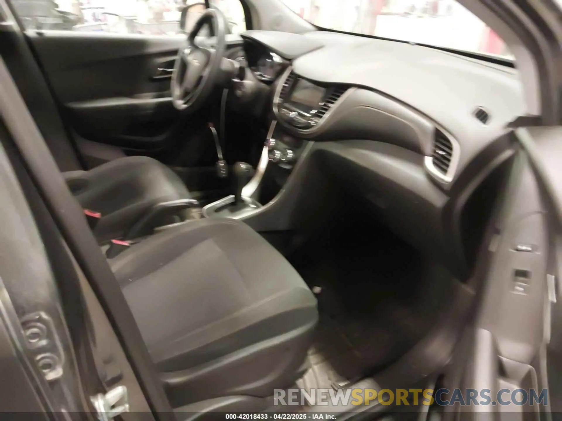 5 Photograph of a damaged car 3GNCJKSB1KL376286 CHEVROLET TRAX 2019