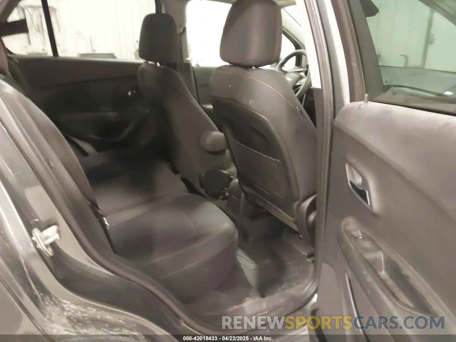 8 Photograph of a damaged car 3GNCJKSB1KL376286 CHEVROLET TRAX 2019