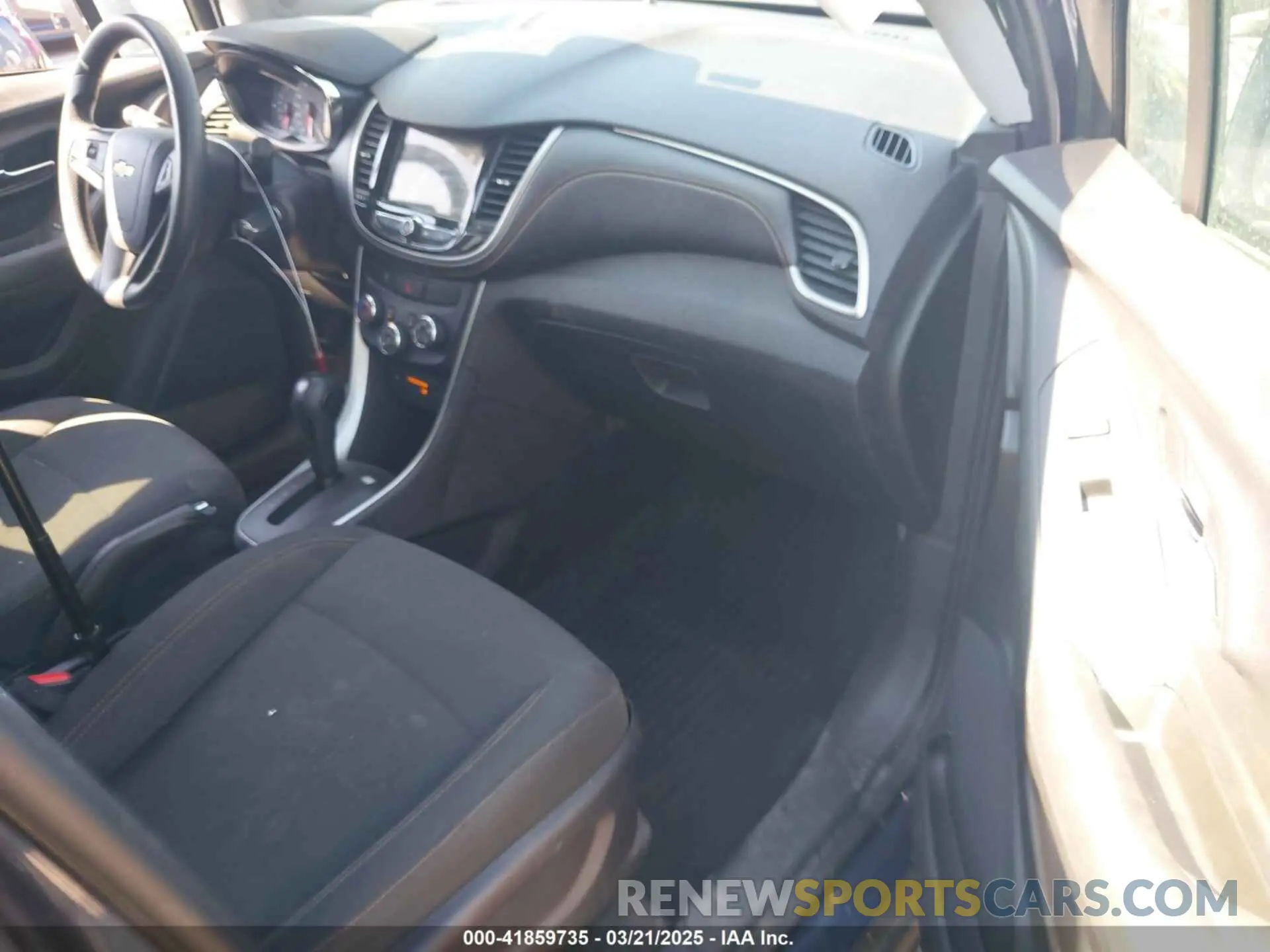 5 Photograph of a damaged car 3GNCJKSB3KL214935 CHEVROLET TRAX 2019
