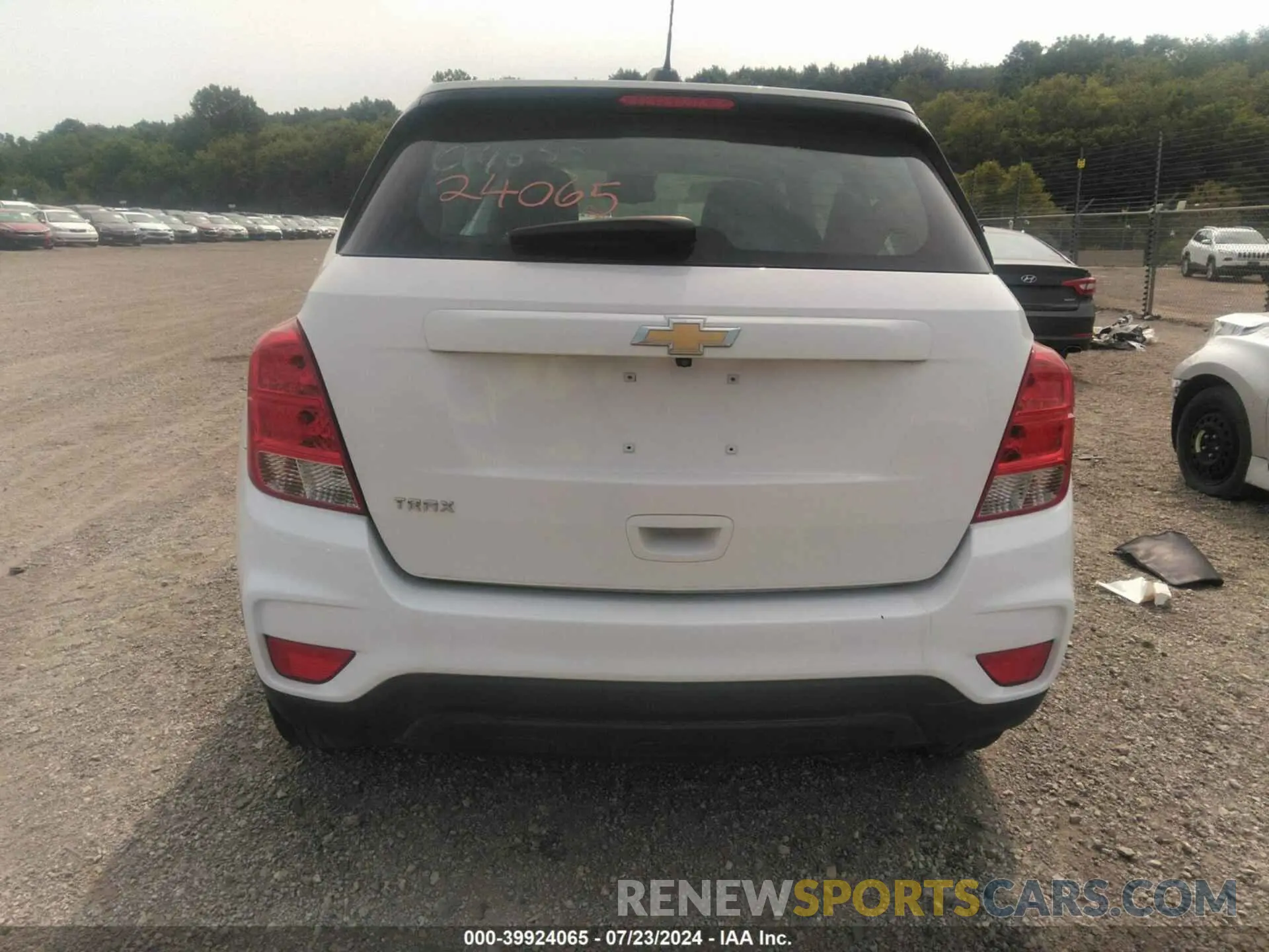 17 Photograph of a damaged car 3GNCJKSB4KL388884 CHEVROLET TRAX 2019