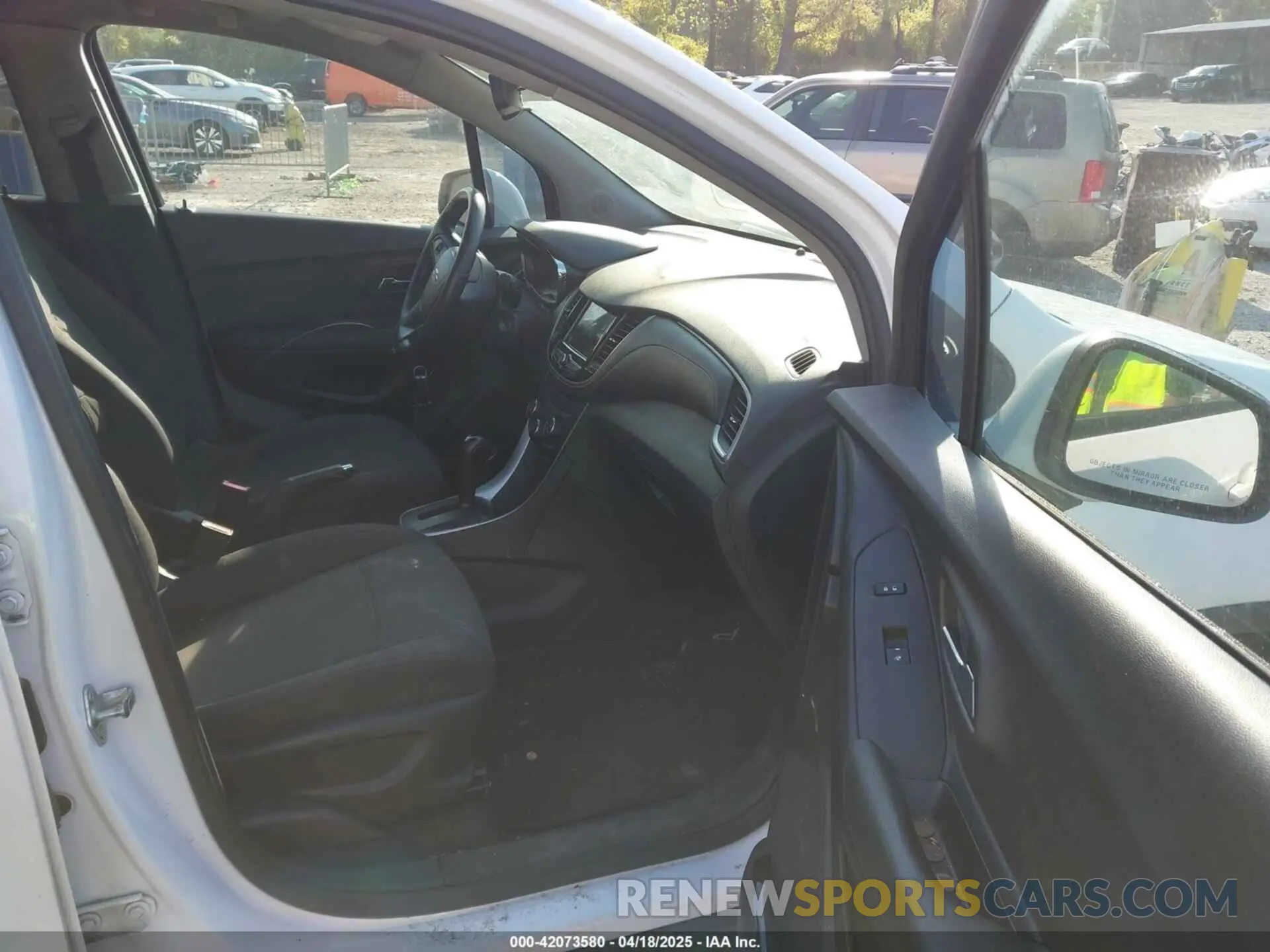 5 Photograph of a damaged car 3GNCJKSB4KL398122 CHEVROLET TRAX 2019