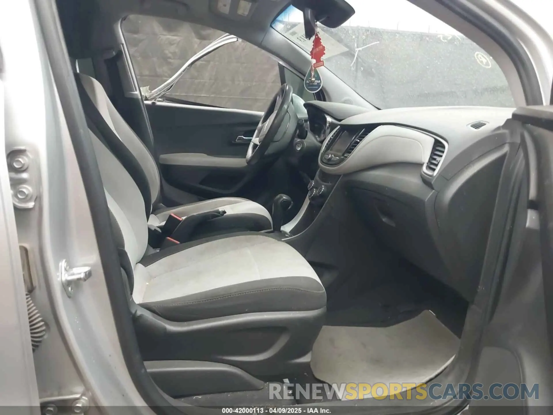 5 Photograph of a damaged car 3GNCJKSB5KL189469 CHEVROLET TRAX 2019