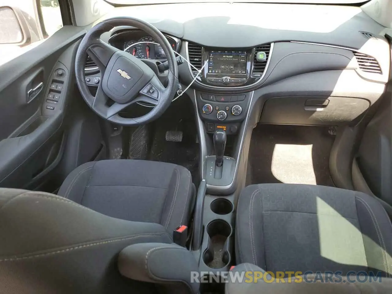 8 Photograph of a damaged car 3GNCJKSB6KL149580 CHEVROLET TRAX 2019