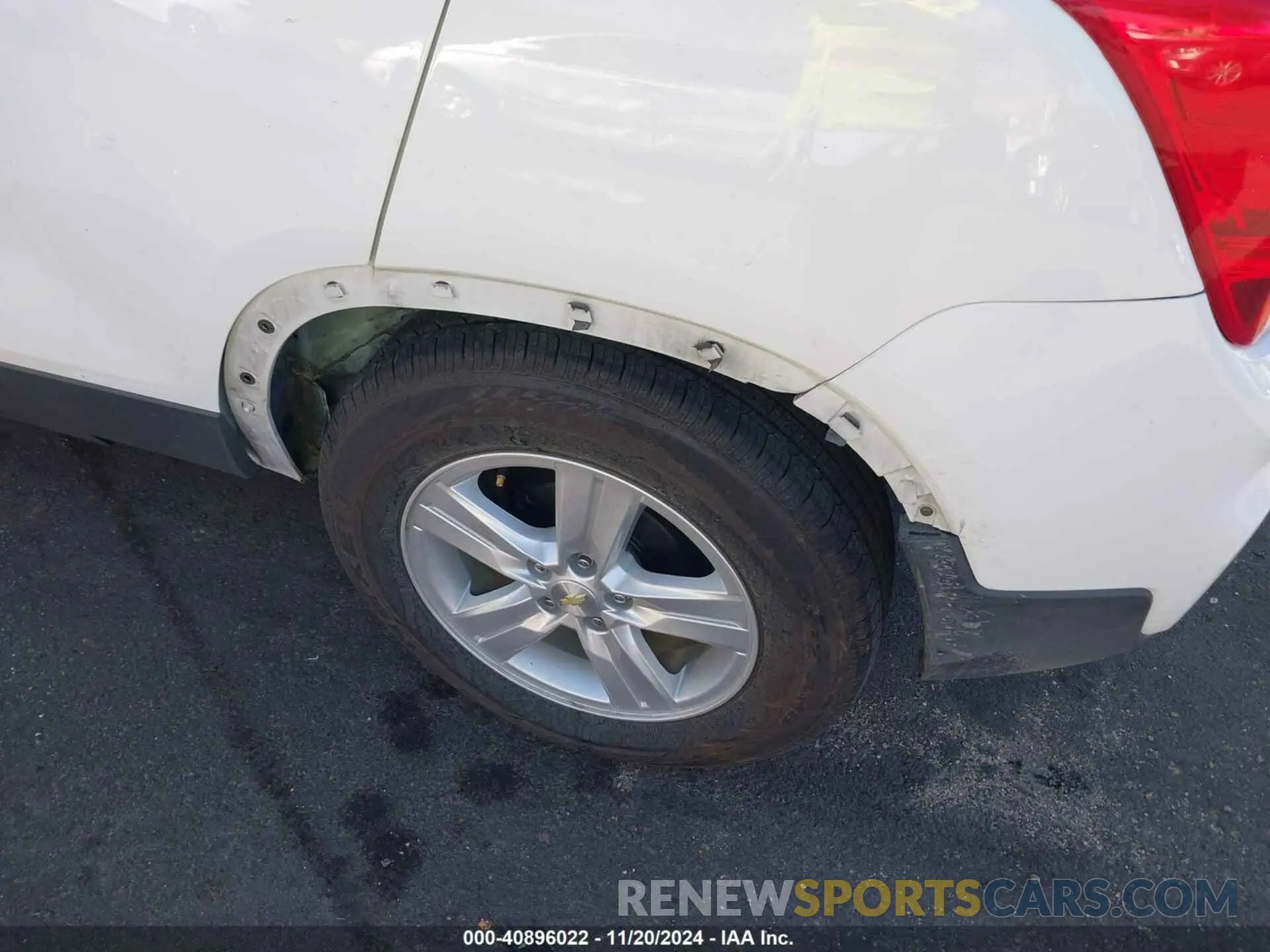 17 Photograph of a damaged car 3GNCJKSB6KL261120 CHEVROLET TRAX 2019