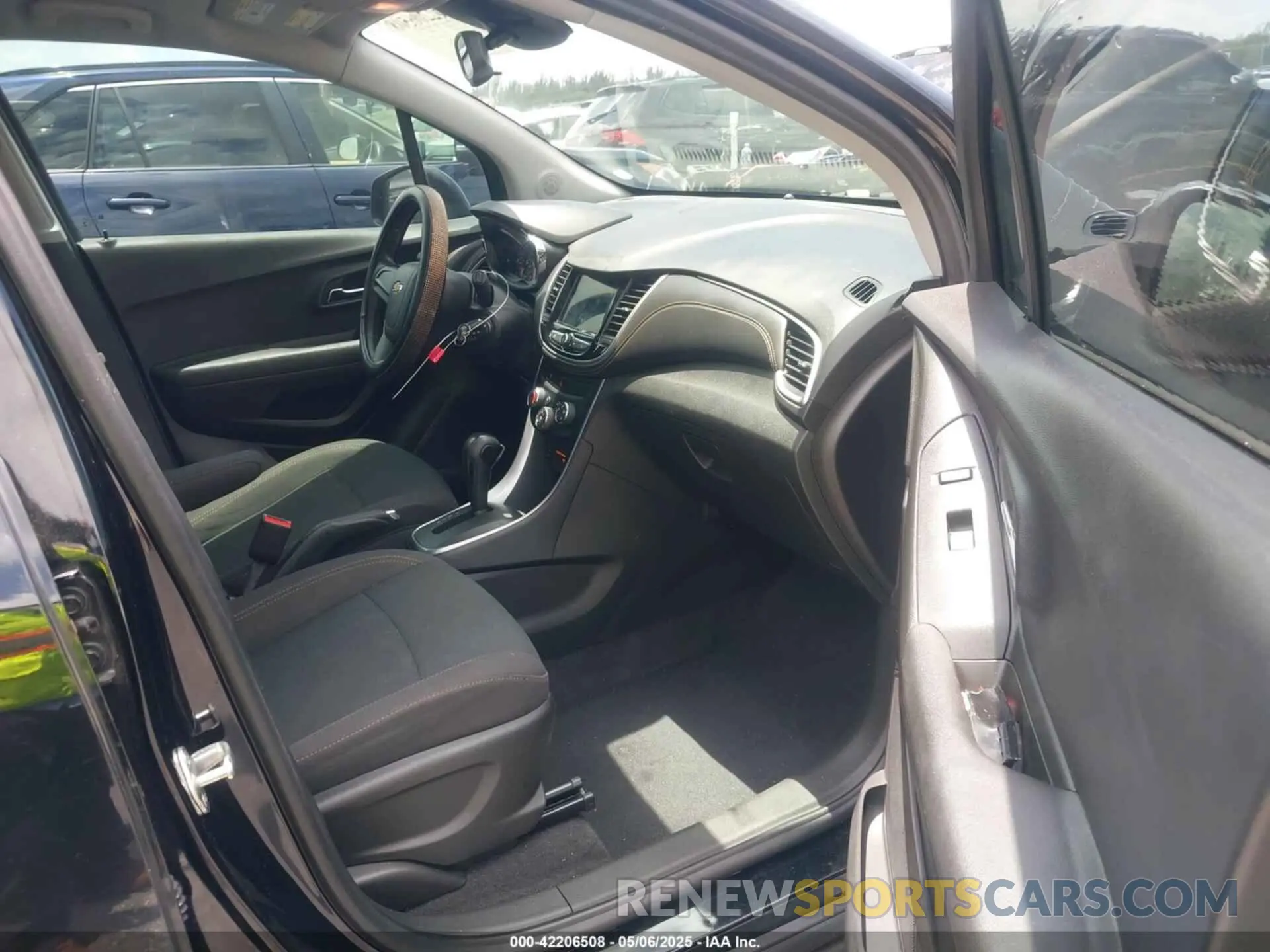 5 Photograph of a damaged car 3GNCJKSB6KL278242 CHEVROLET TRAX 2019