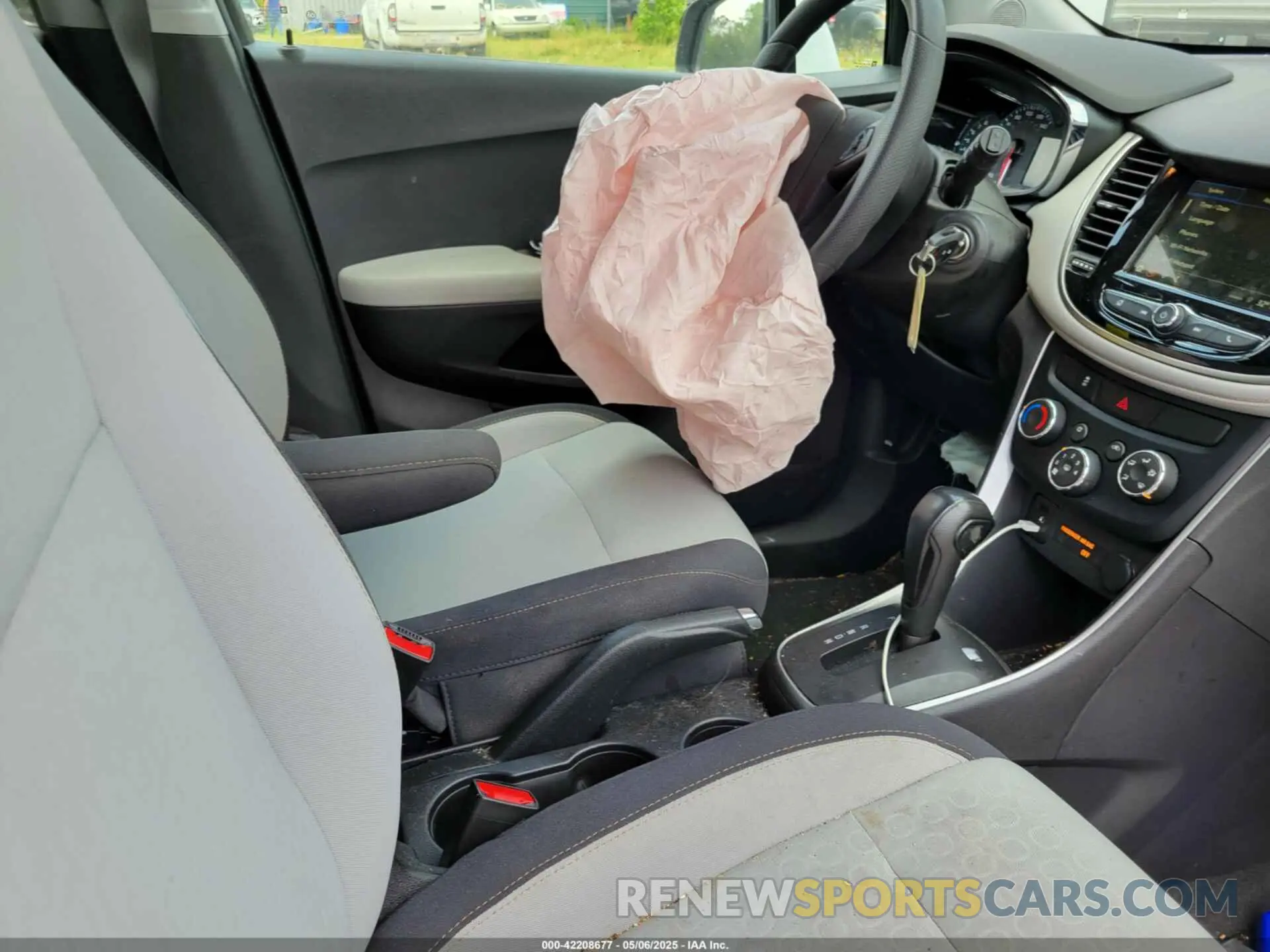 5 Photograph of a damaged car 3GNCJKSB7KL311989 CHEVROLET TRAX 2019