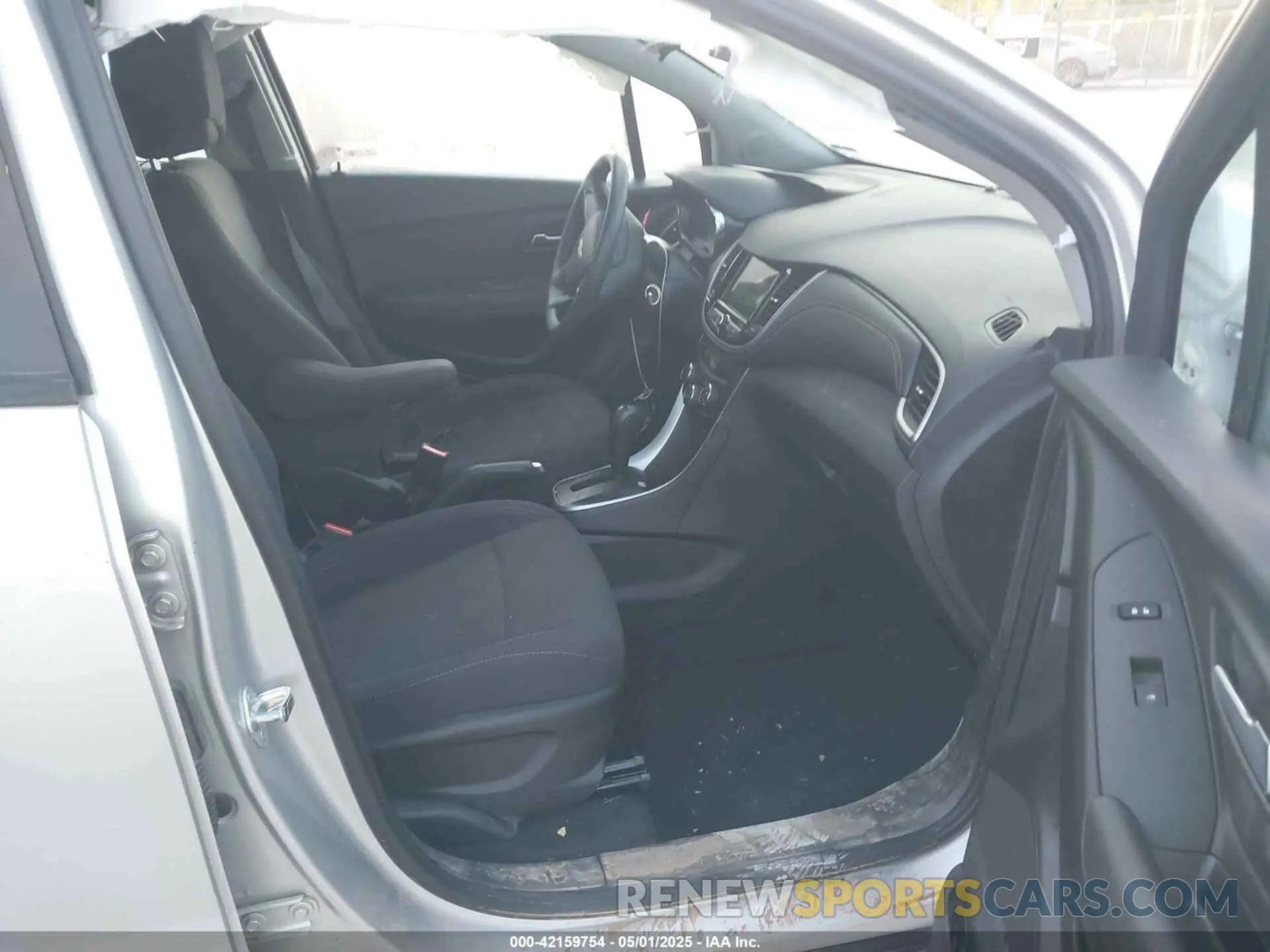 5 Photograph of a damaged car 3GNCJKSB8KL170642 CHEVROLET TRAX 2019