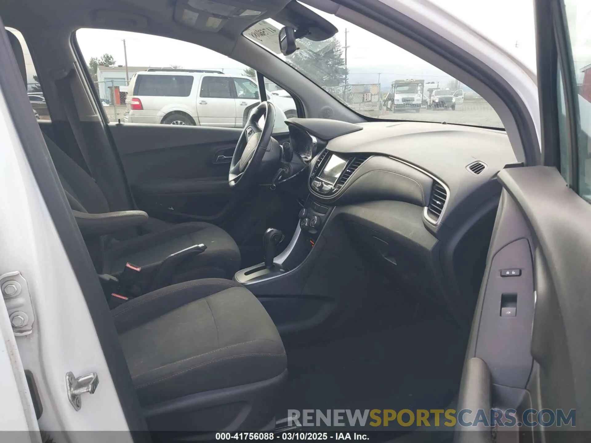 5 Photograph of a damaged car 3GNCJKSB9KL357789 CHEVROLET TRAX 2019