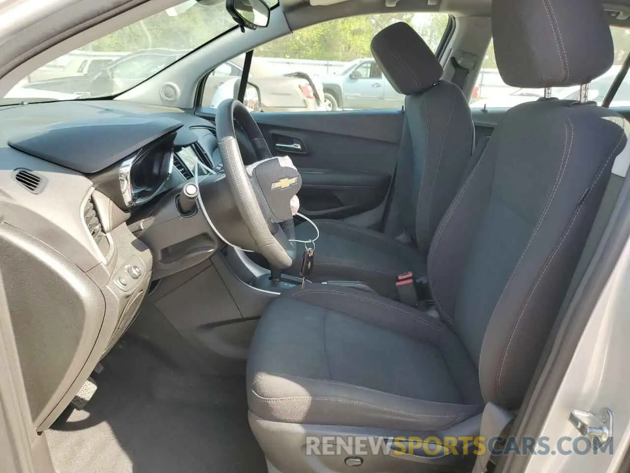 7 Photograph of a damaged car 3GNCJKSBXKL392695 CHEVROLET TRAX 2019