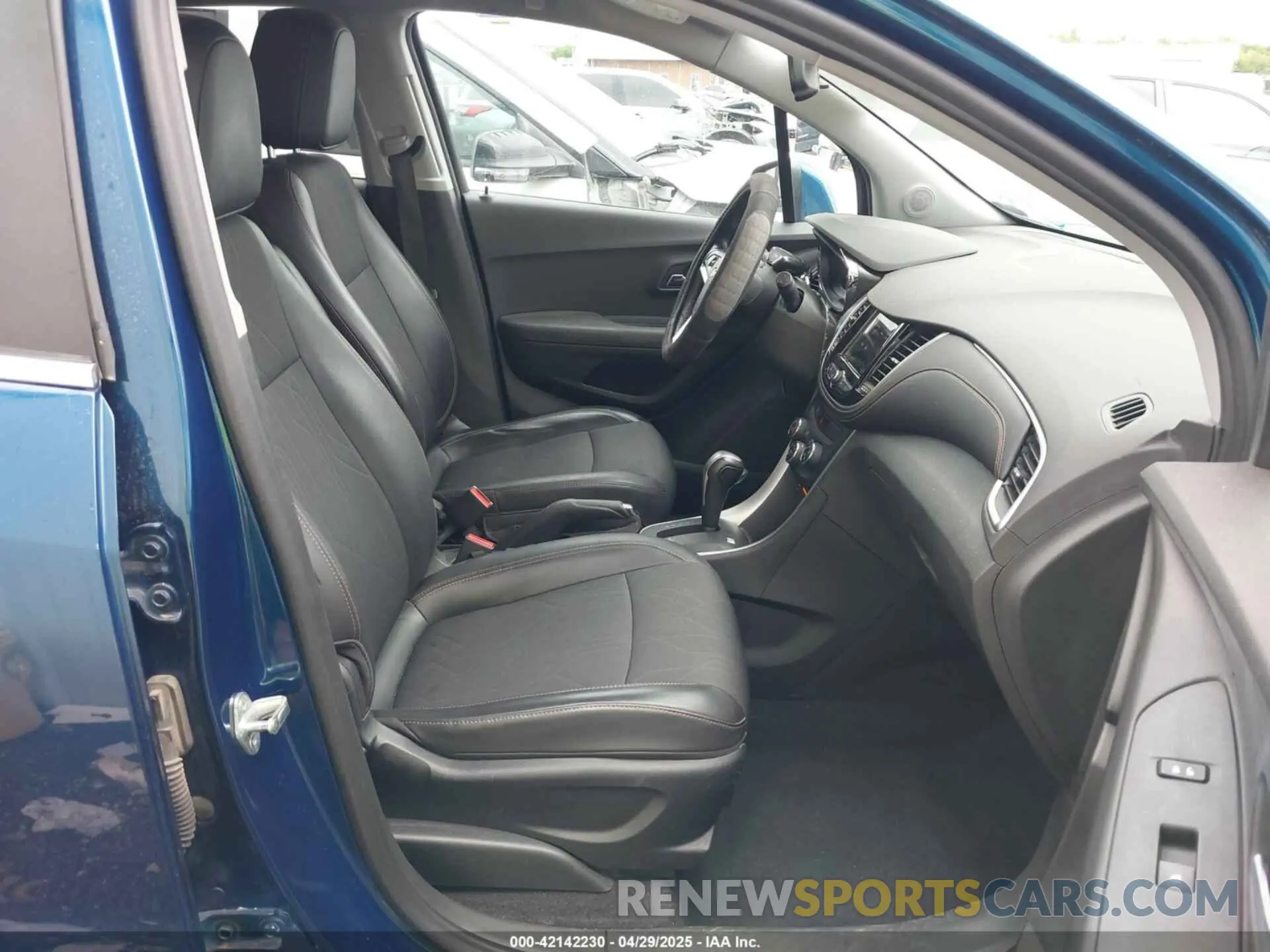 5 Photograph of a damaged car 3GNCJLSB0KL231830 CHEVROLET TRAX 2019