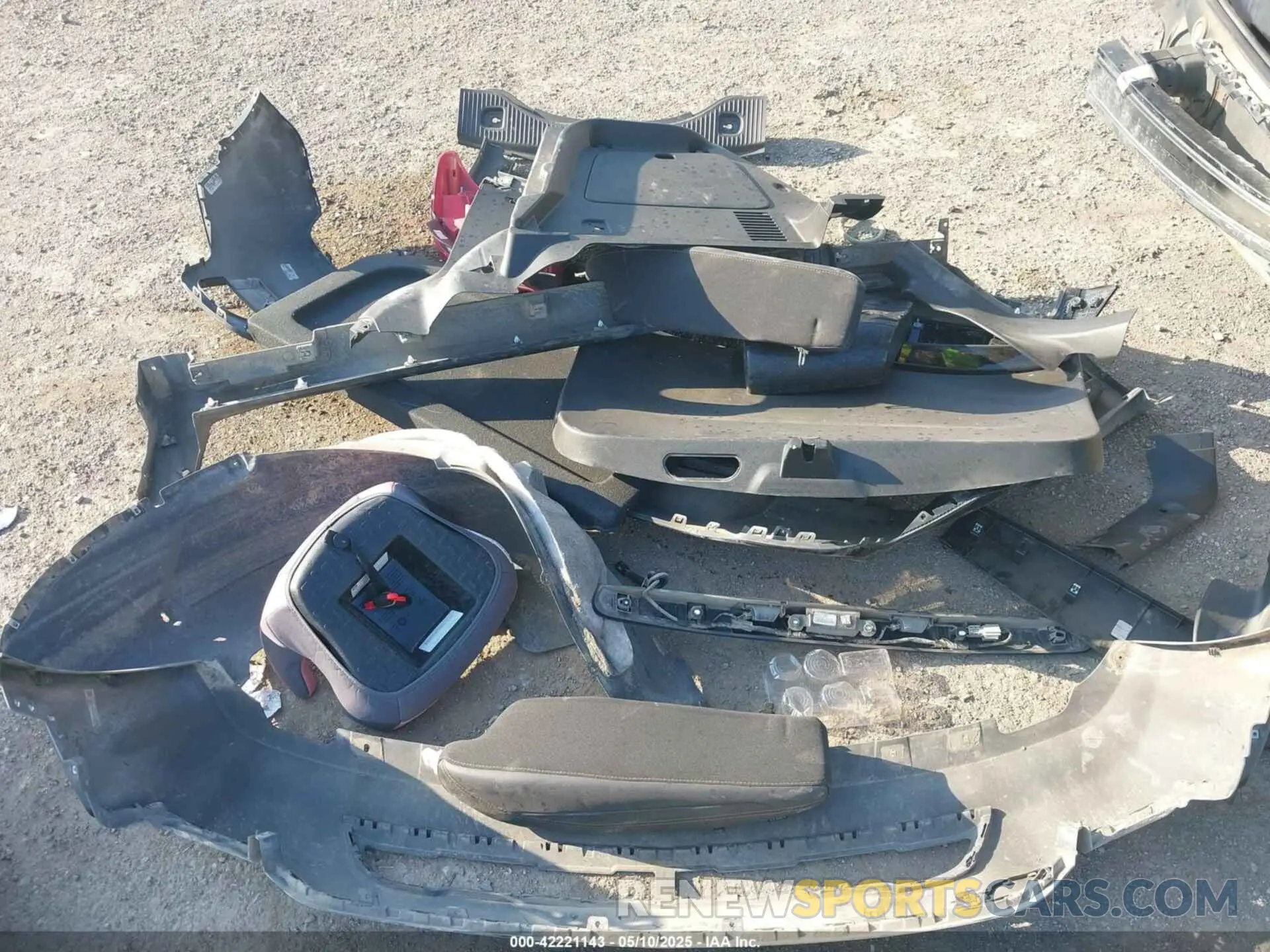 18 Photograph of a damaged car 3GNCJLSB0KL372560 CHEVROLET TRAX 2019