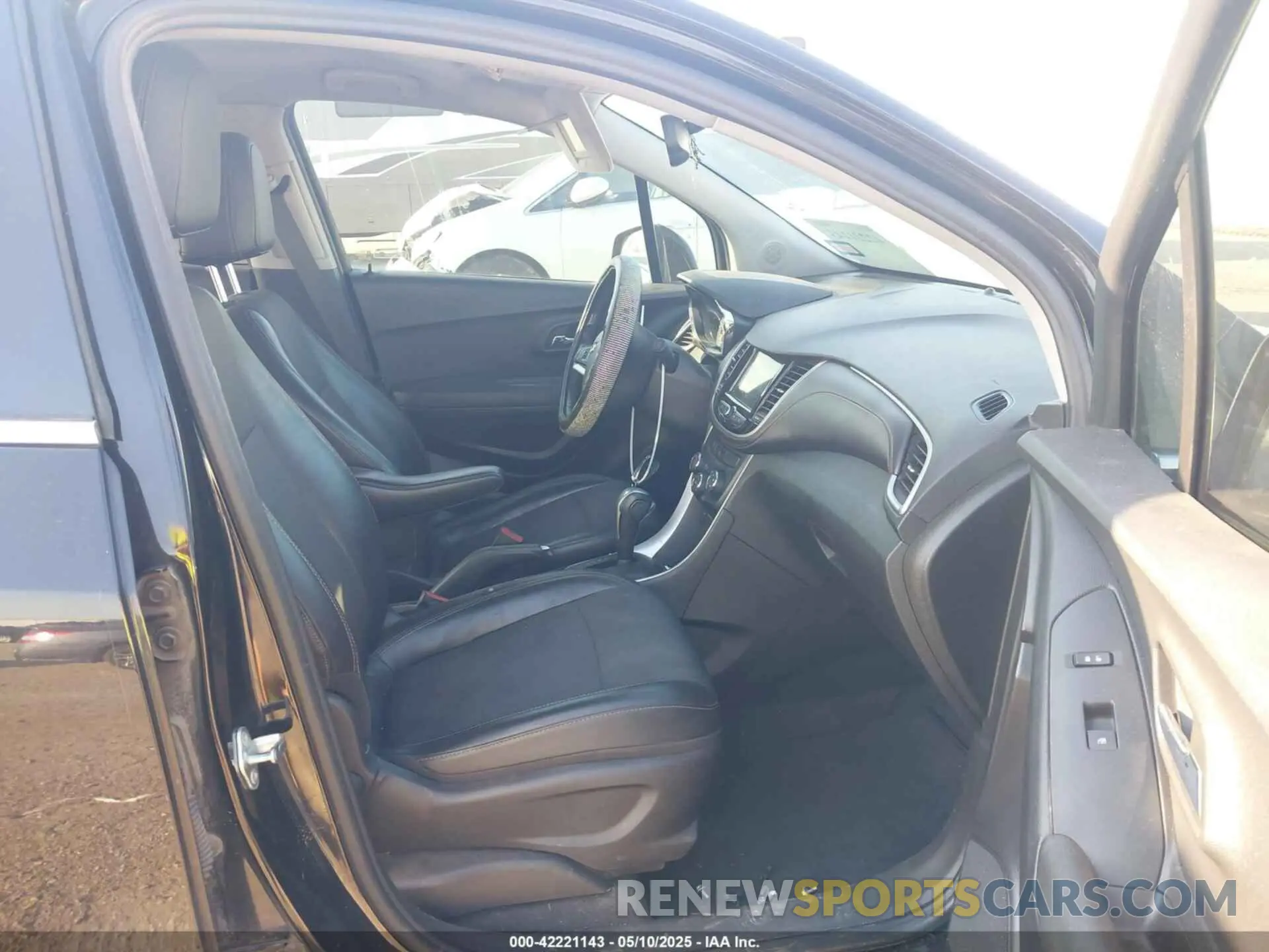 5 Photograph of a damaged car 3GNCJLSB0KL372560 CHEVROLET TRAX 2019