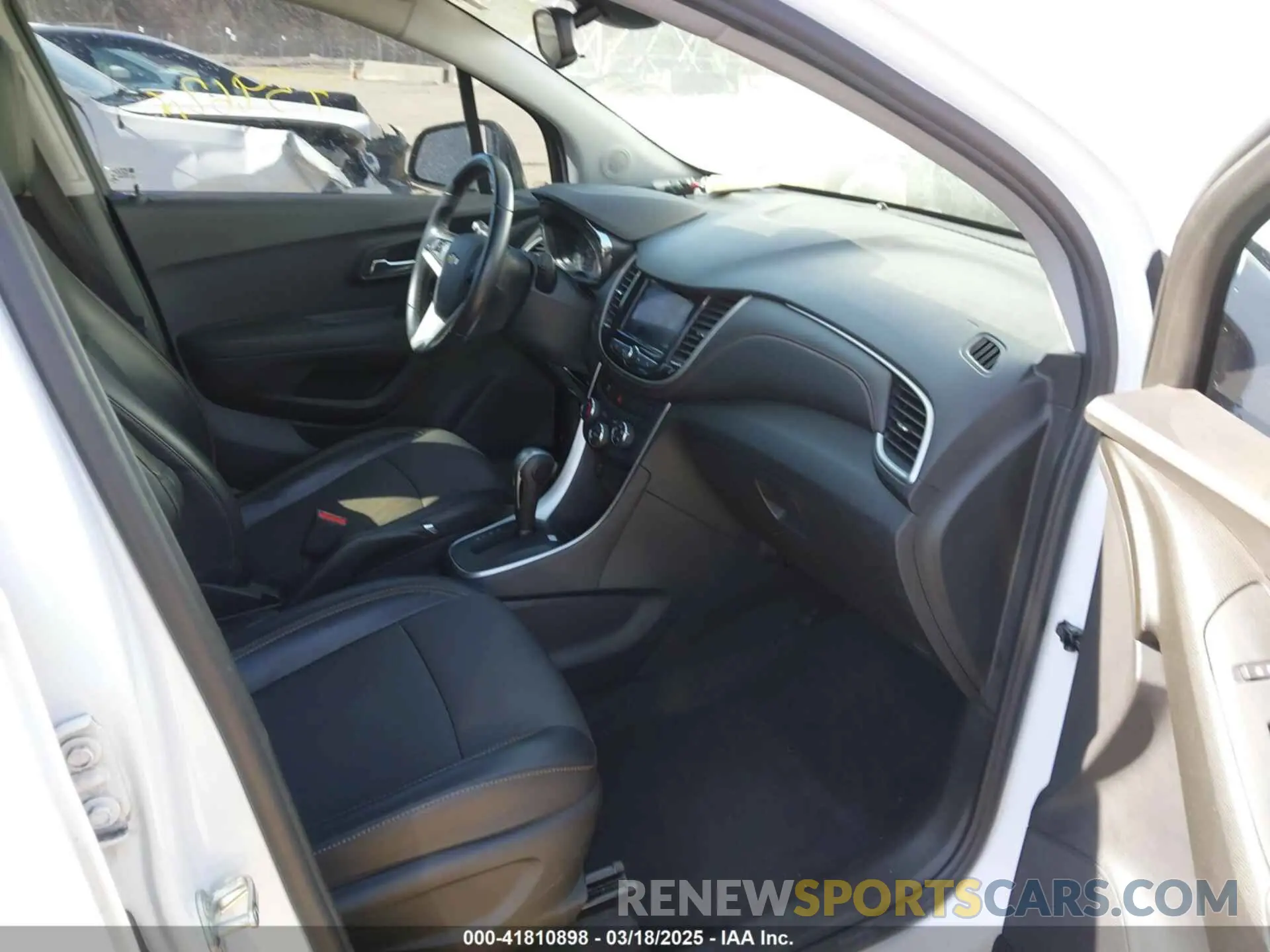 5 Photograph of a damaged car 3GNCJLSB1KL266604 CHEVROLET TRAX 2019