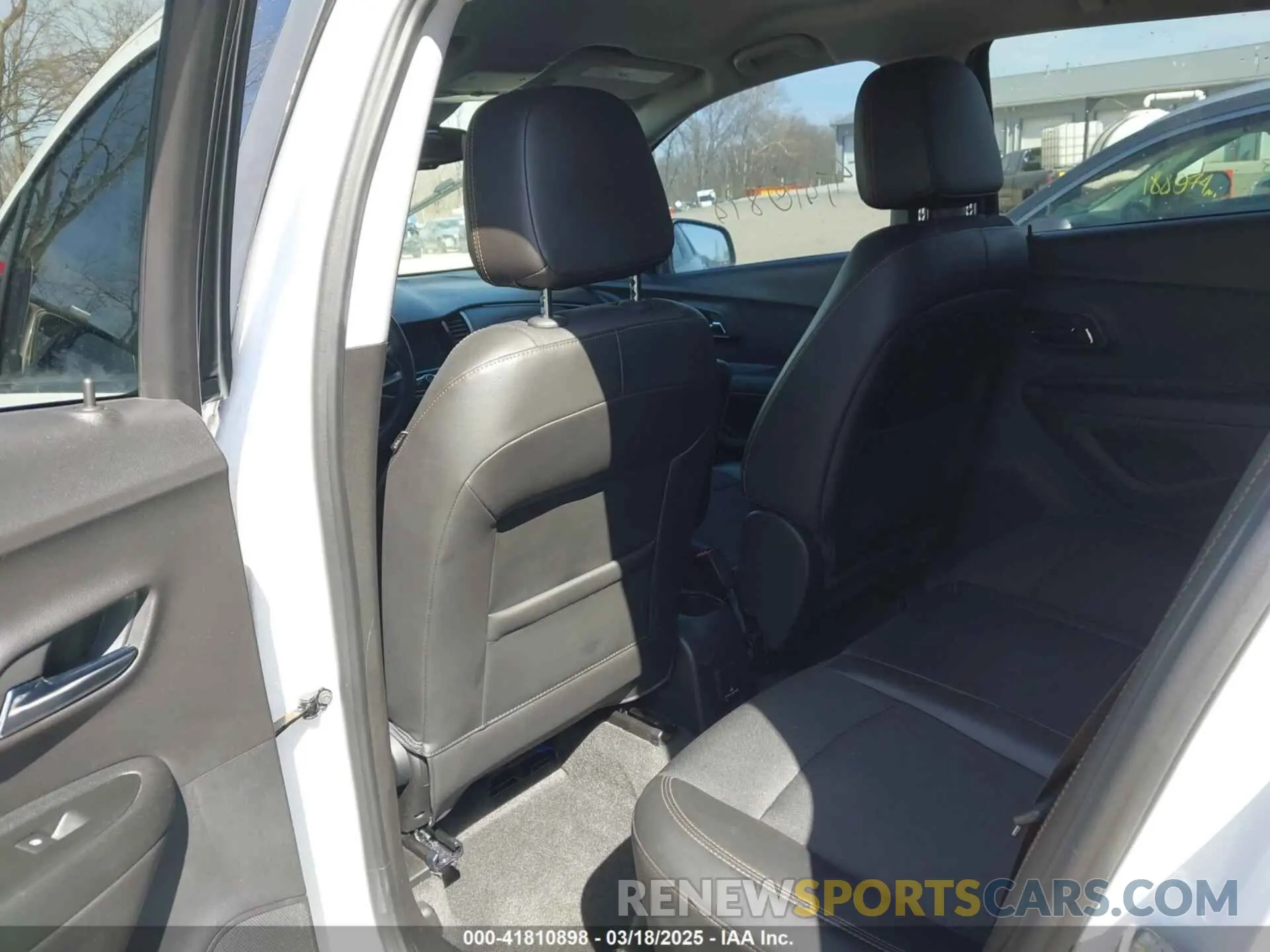 8 Photograph of a damaged car 3GNCJLSB1KL266604 CHEVROLET TRAX 2019
