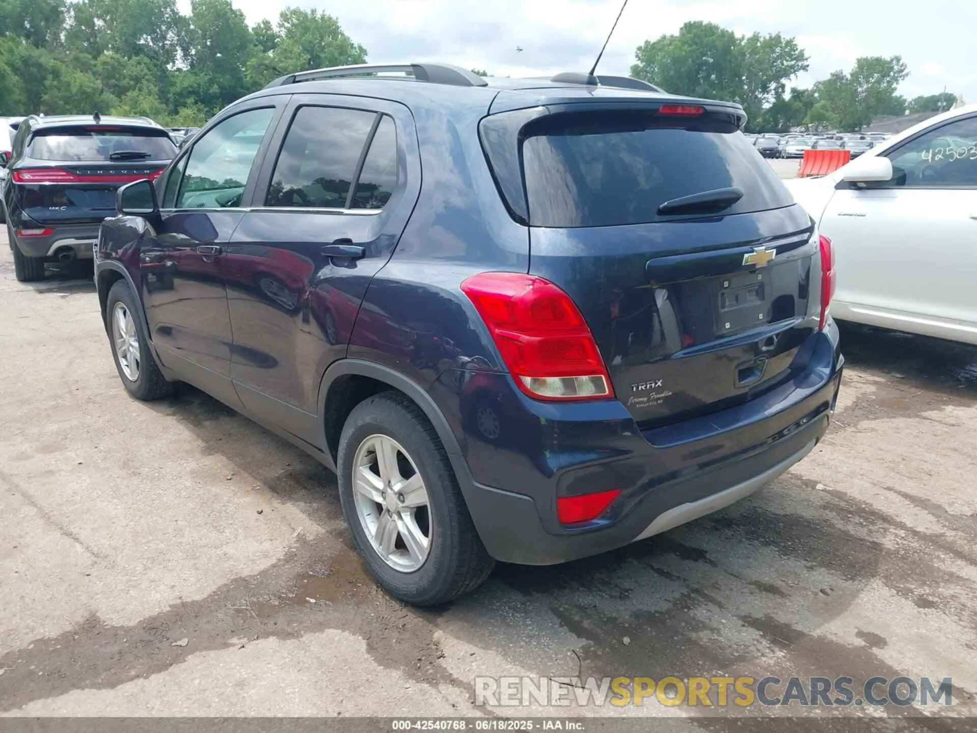 3 Photograph of a damaged car 3GNCJLSB1KL319866 CHEVROLET TRAX 2019