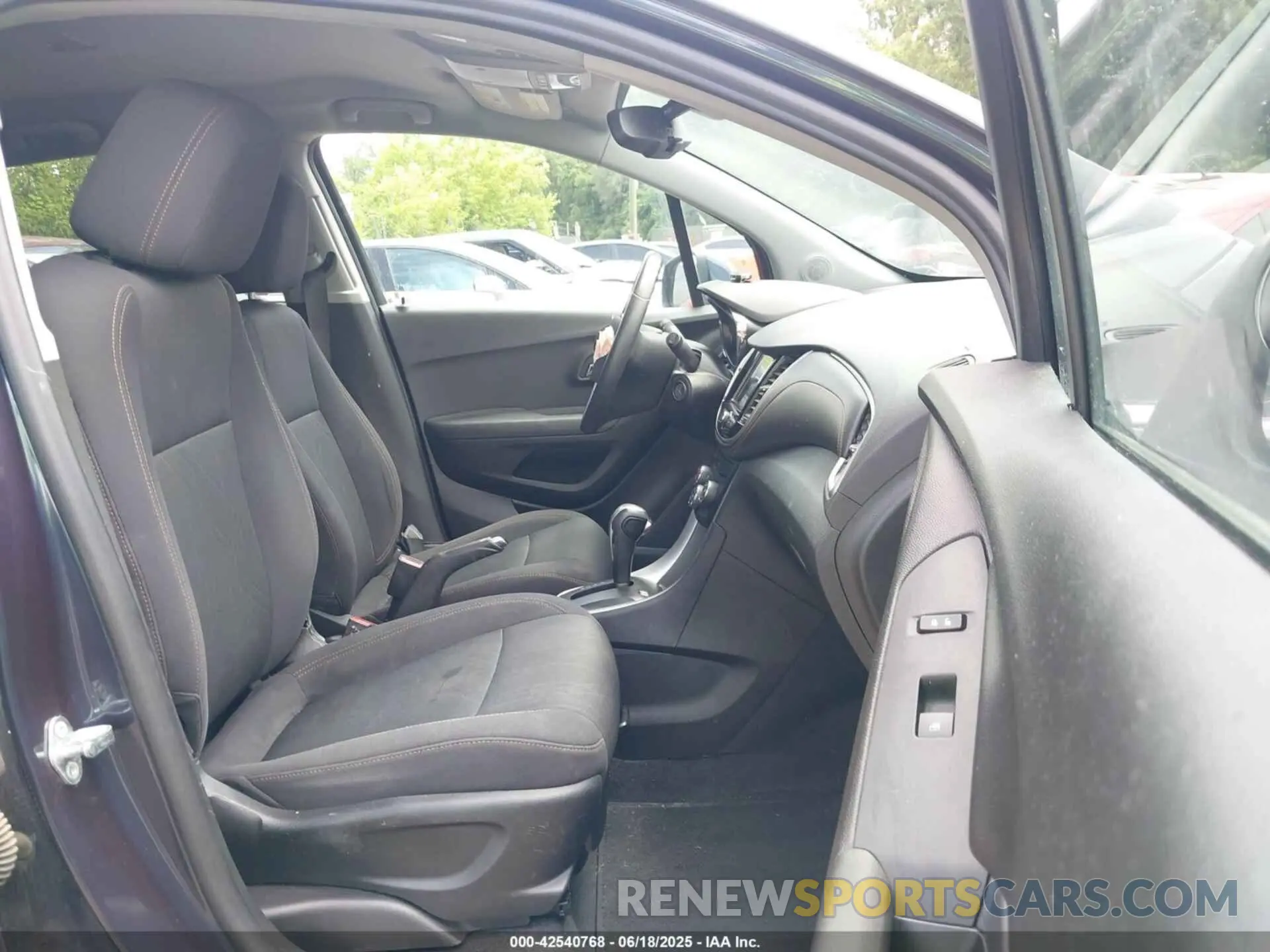 5 Photograph of a damaged car 3GNCJLSB1KL319866 CHEVROLET TRAX 2019