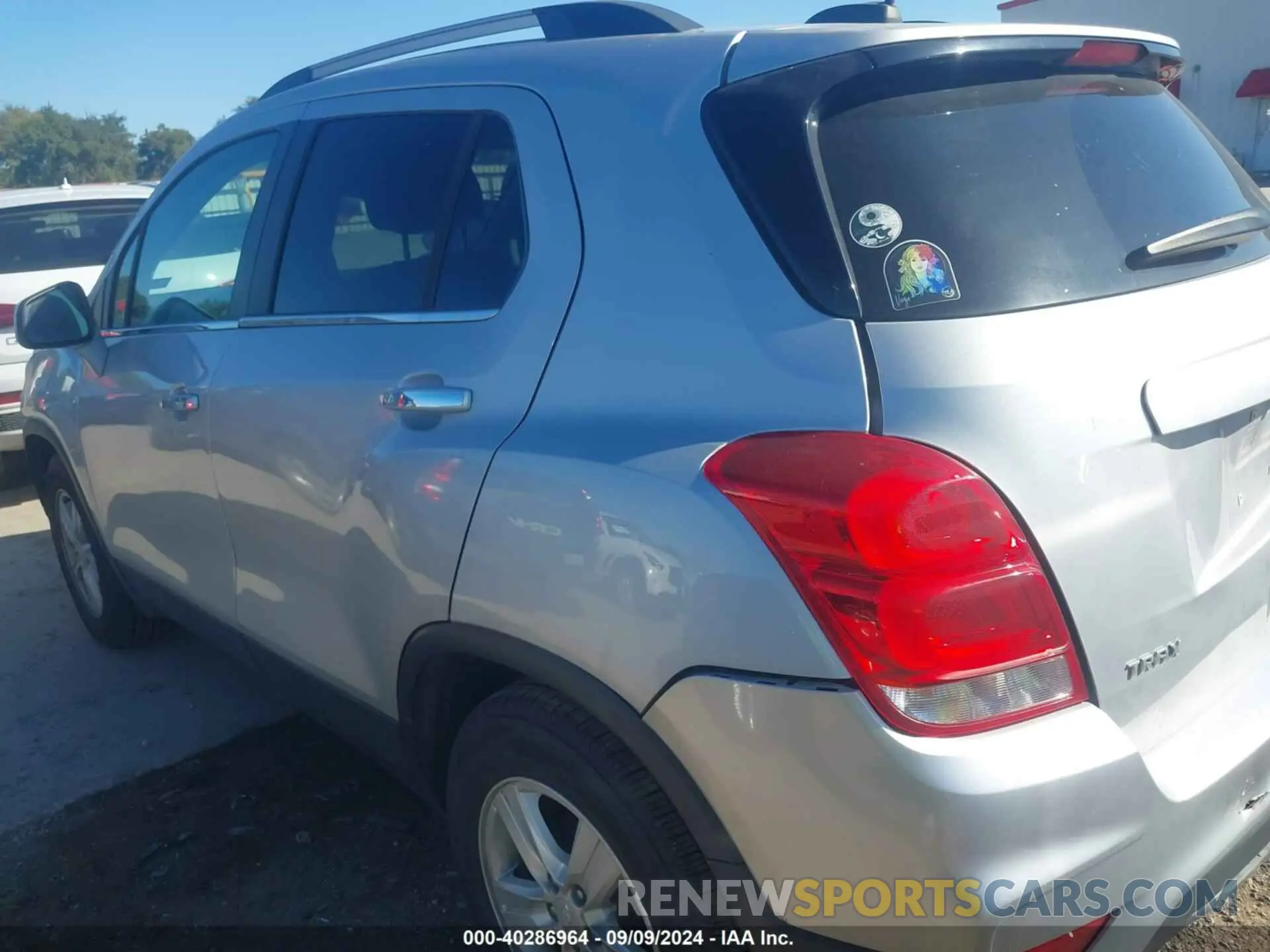 18 Photograph of a damaged car 3GNCJLSB1KL403766 CHEVROLET TRAX 2019