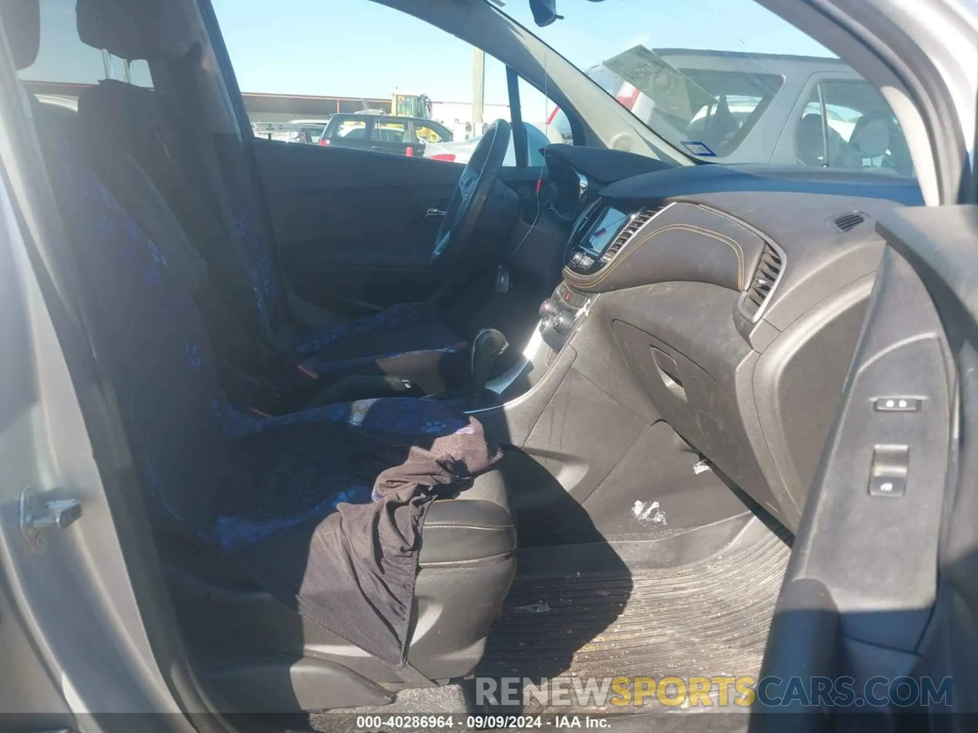5 Photograph of a damaged car 3GNCJLSB1KL403766 CHEVROLET TRAX 2019