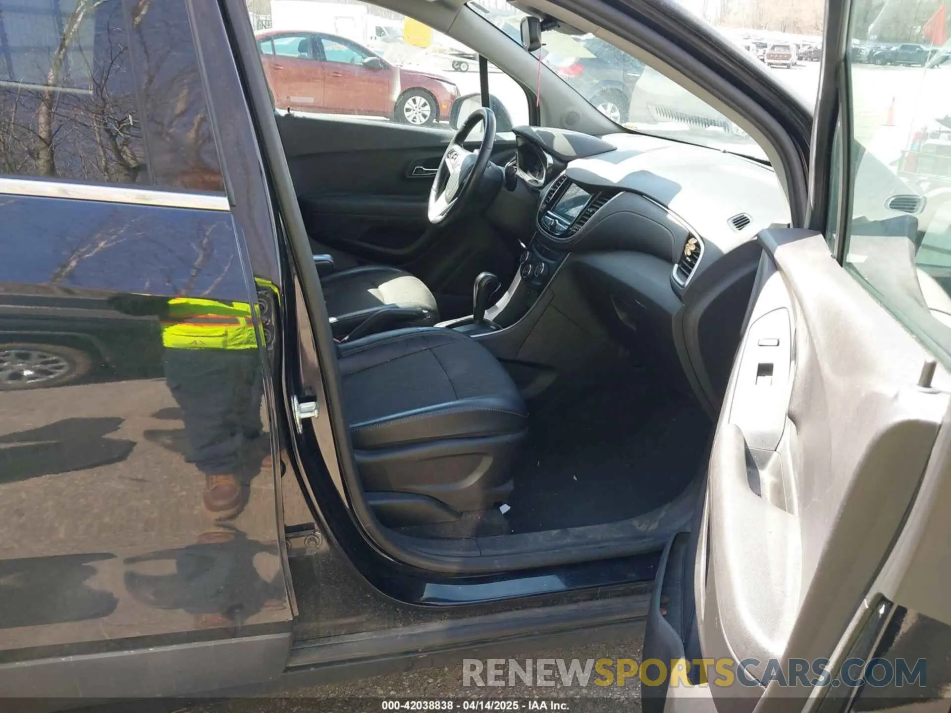 5 Photograph of a damaged car 3GNCJLSB2KL141661 CHEVROLET TRAX 2019