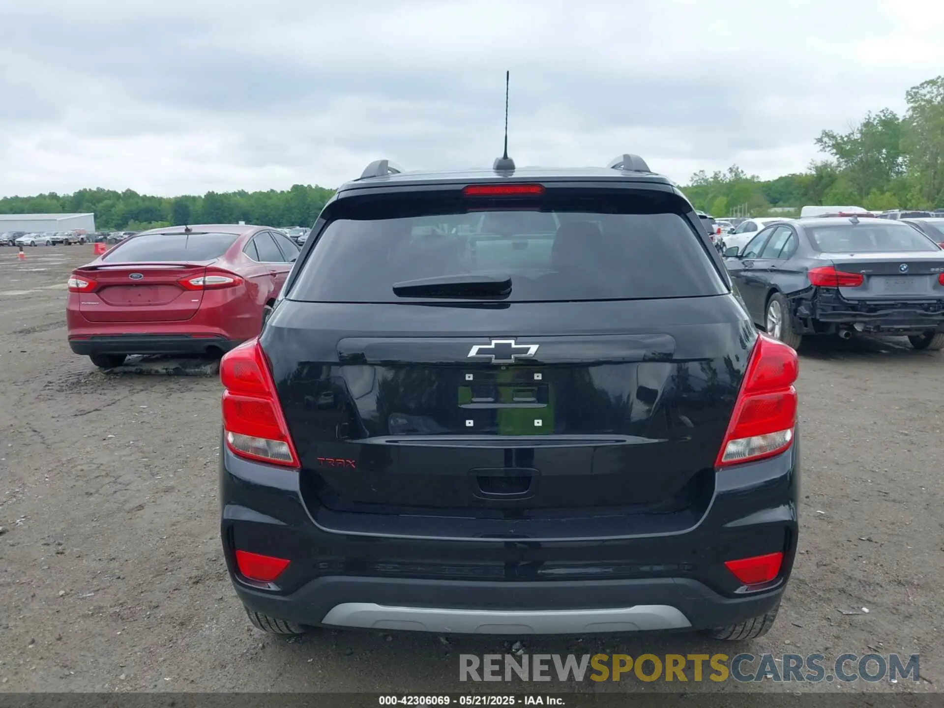 17 Photograph of a damaged car 3GNCJLSB2KL212115 CHEVROLET TRAX 2019