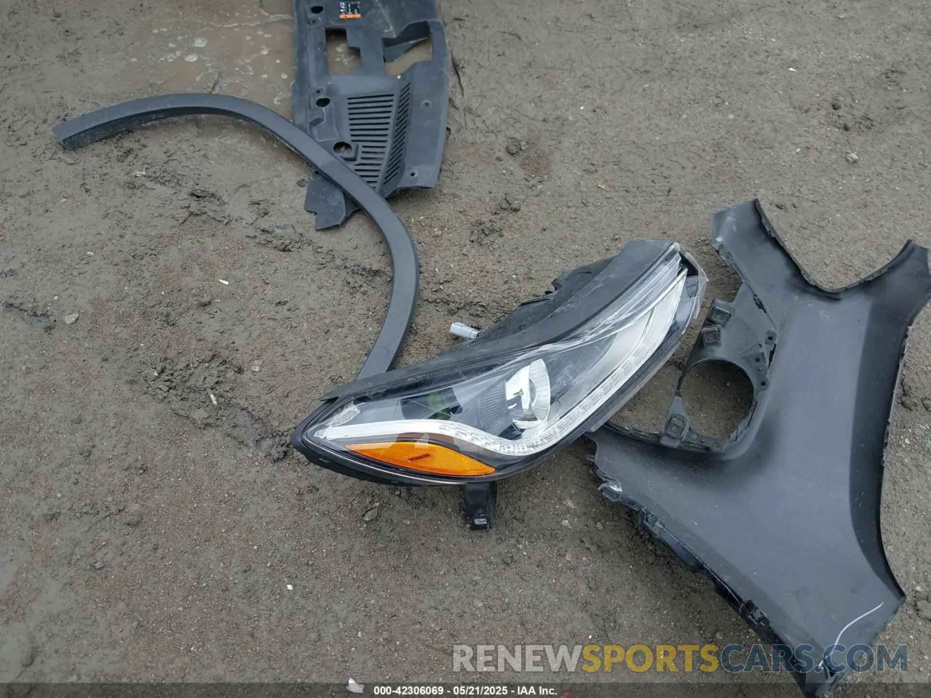 18 Photograph of a damaged car 3GNCJLSB2KL212115 CHEVROLET TRAX 2019