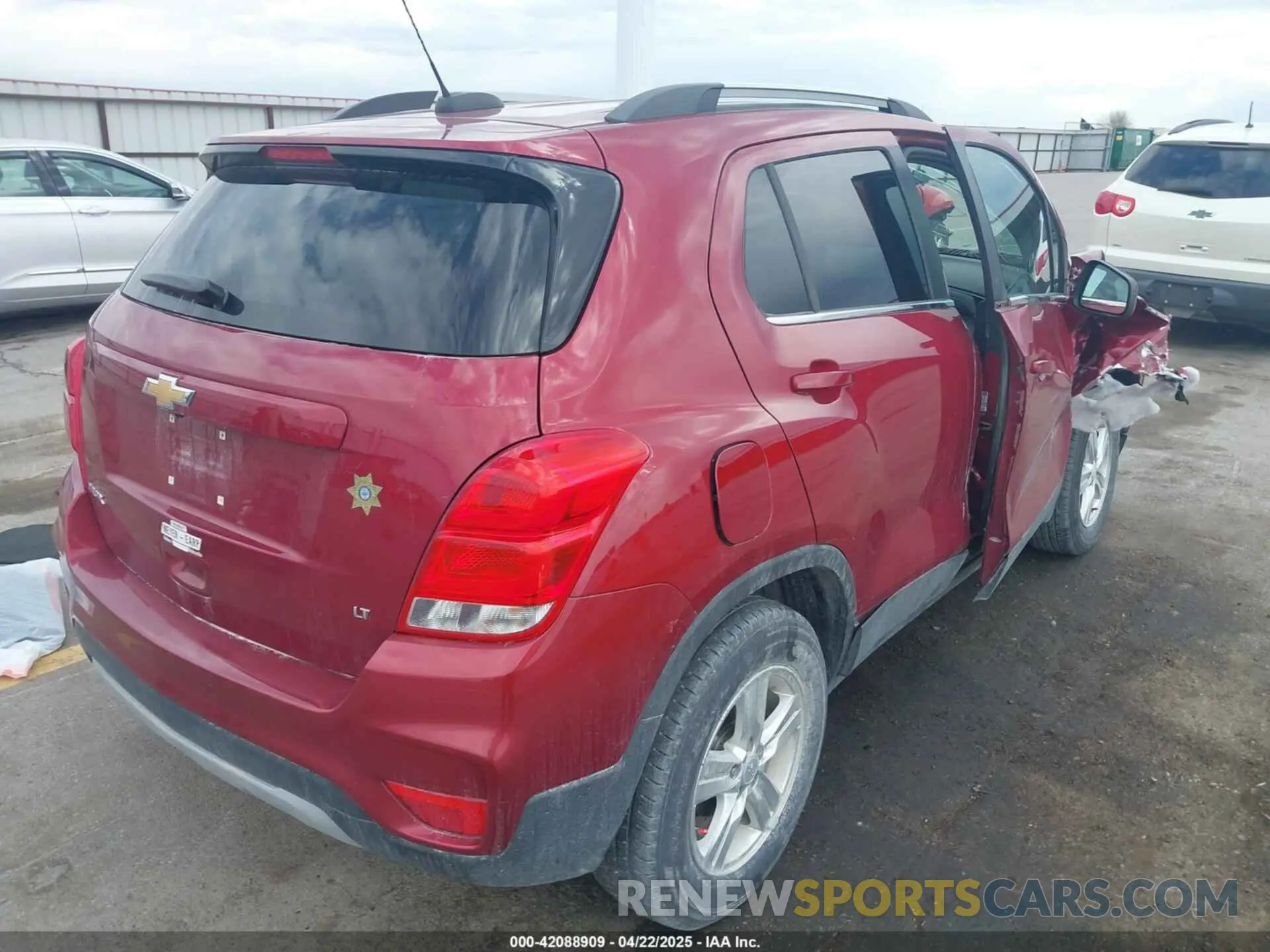 4 Photograph of a damaged car 3GNCJLSB3KL383083 CHEVROLET TRAX 2019