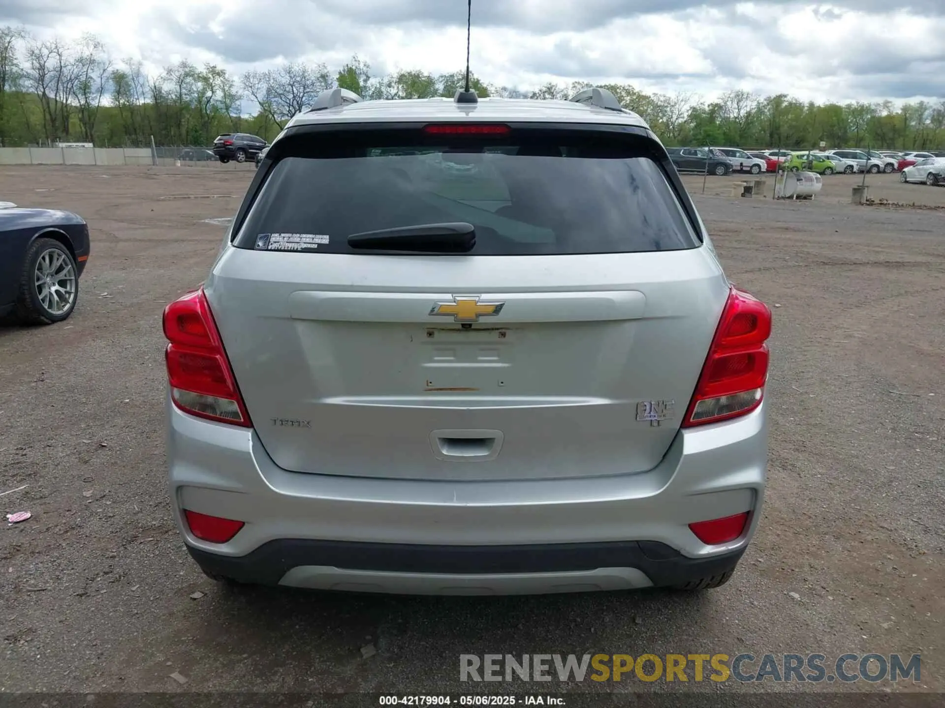 17 Photograph of a damaged car 3GNCJLSB4KL256651 CHEVROLET TRAX 2019